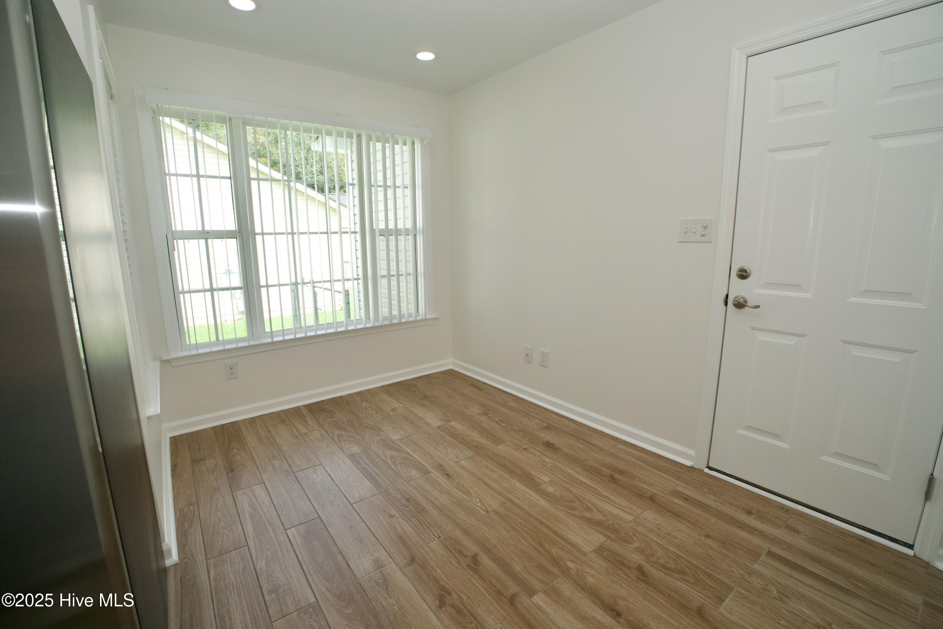 100527332 | Photo 15