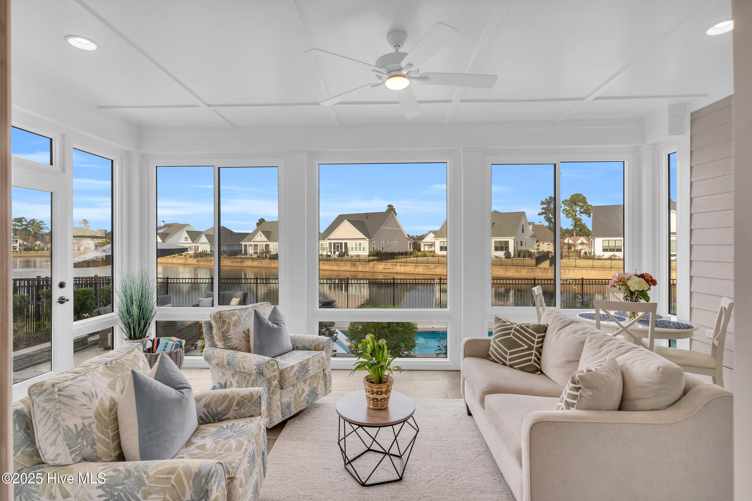 100543142 | Photo 43