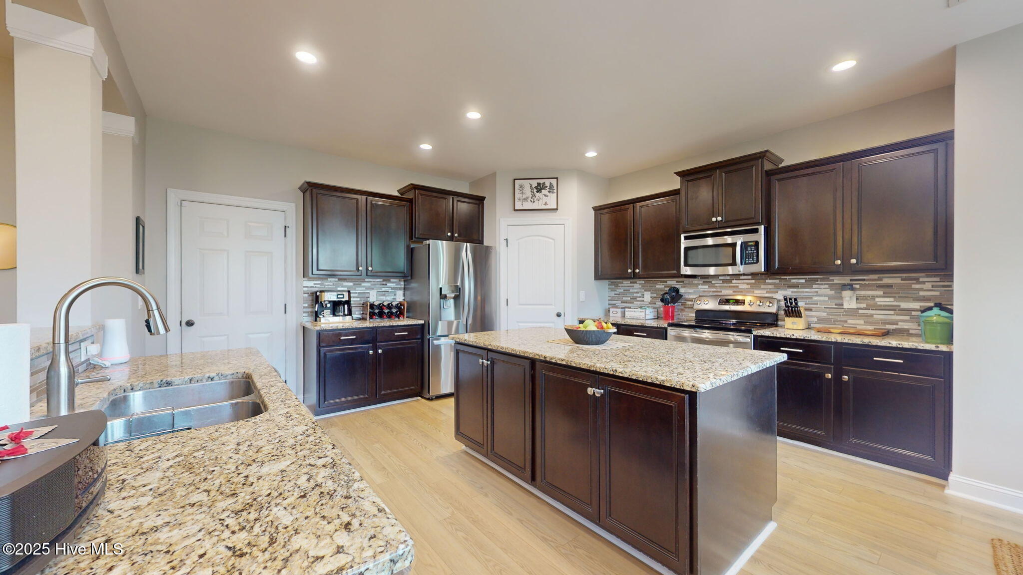 100530169 | Photo 34