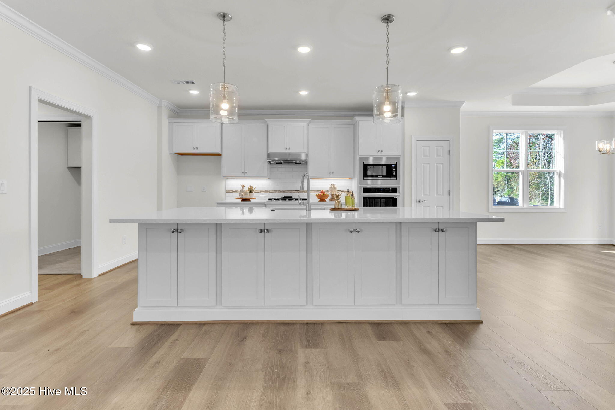 100567325 | Photo 11