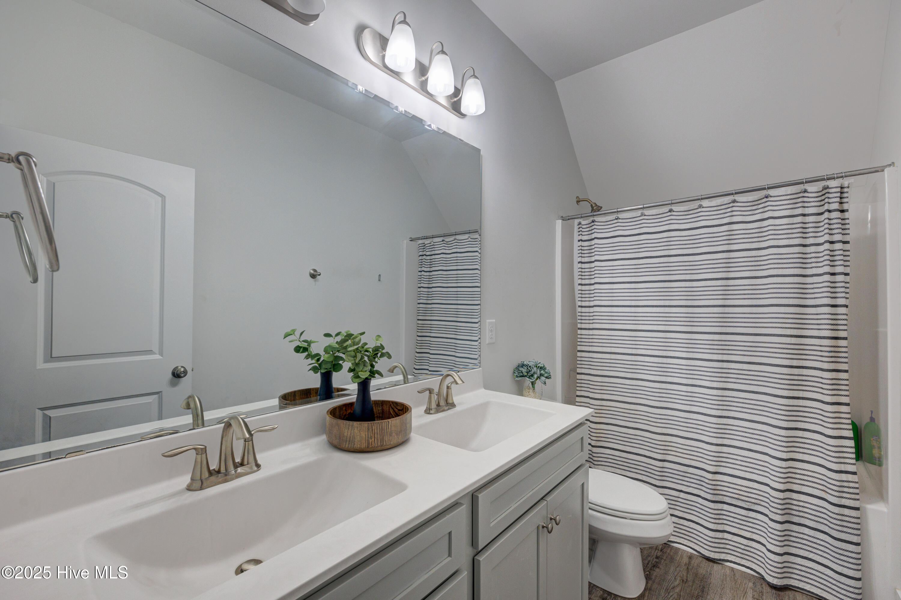 100534229 | Photo 35