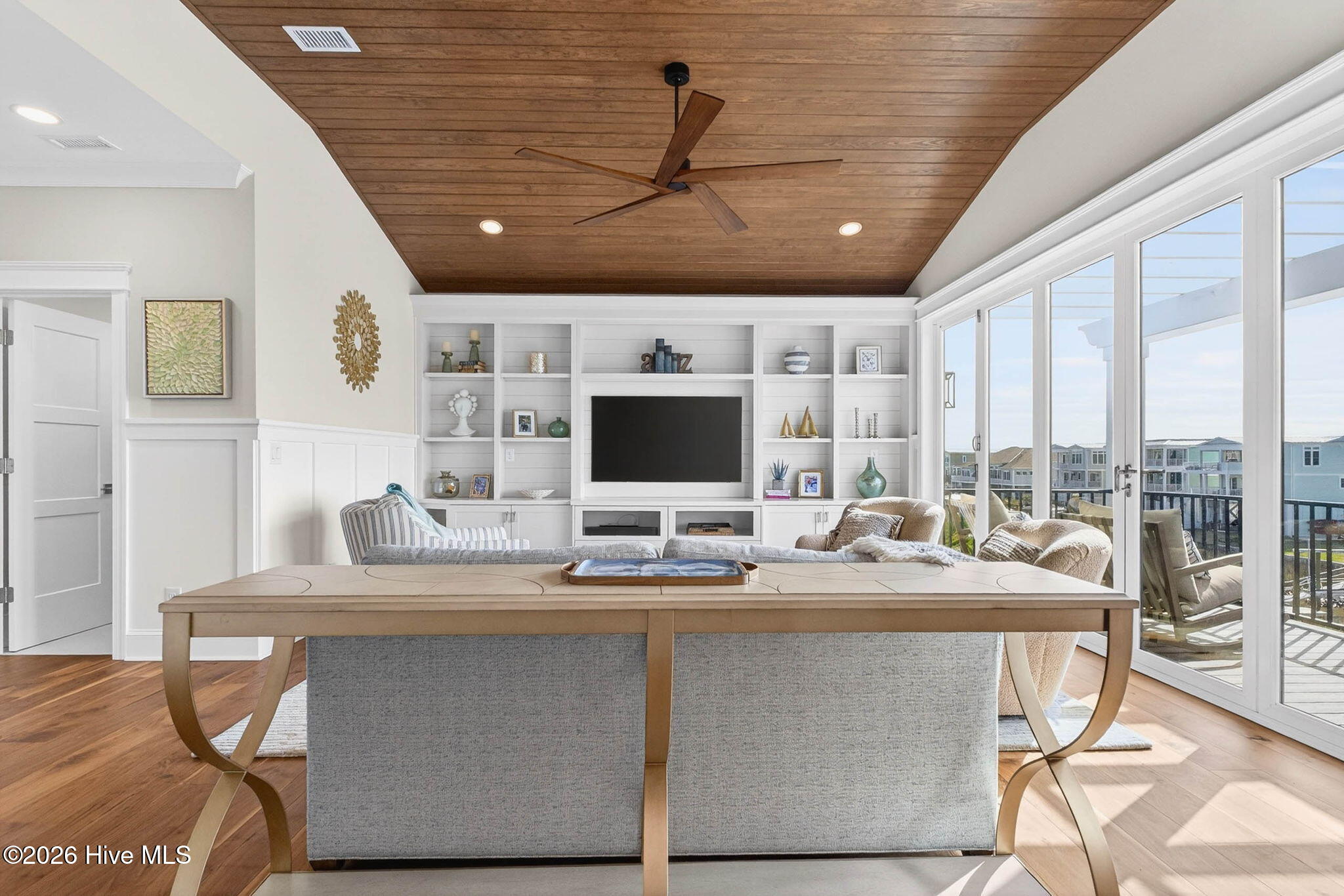 100561334 | Photo 16