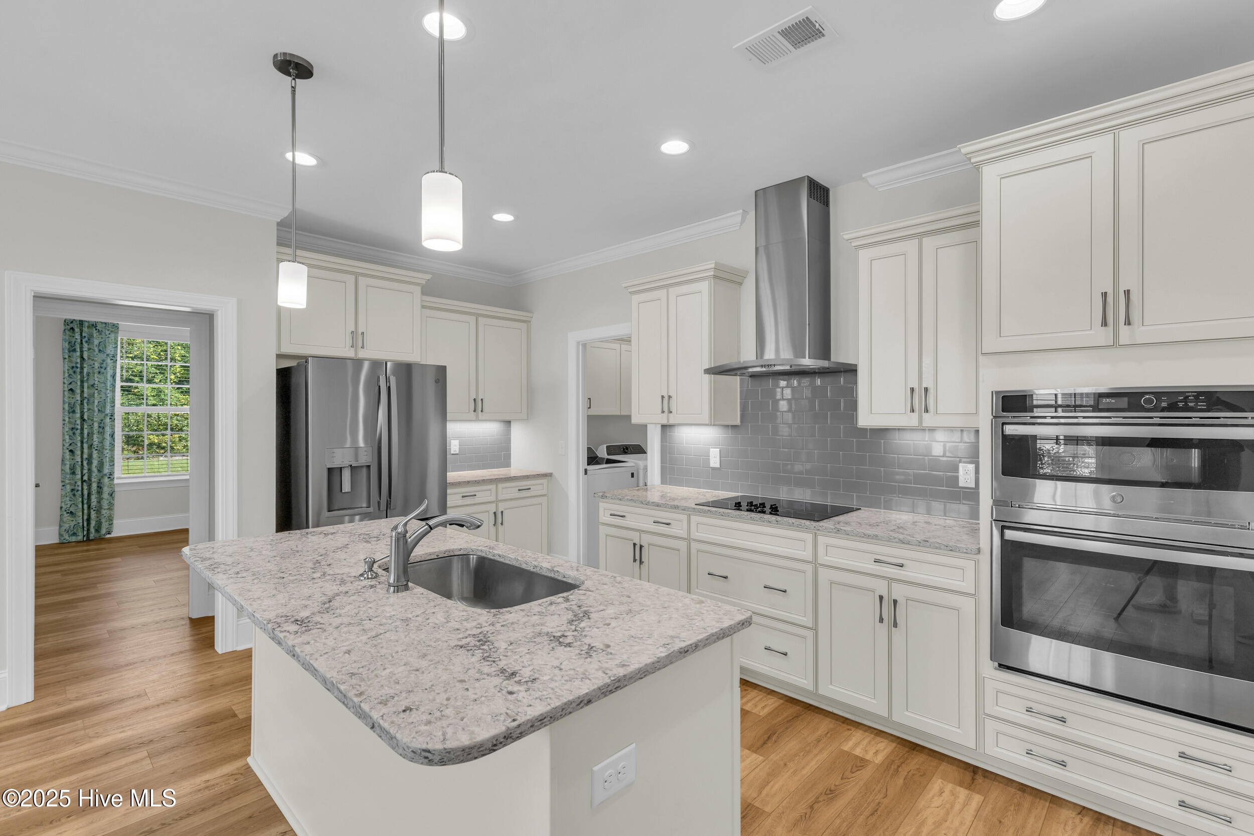 100532615 | Photo 14