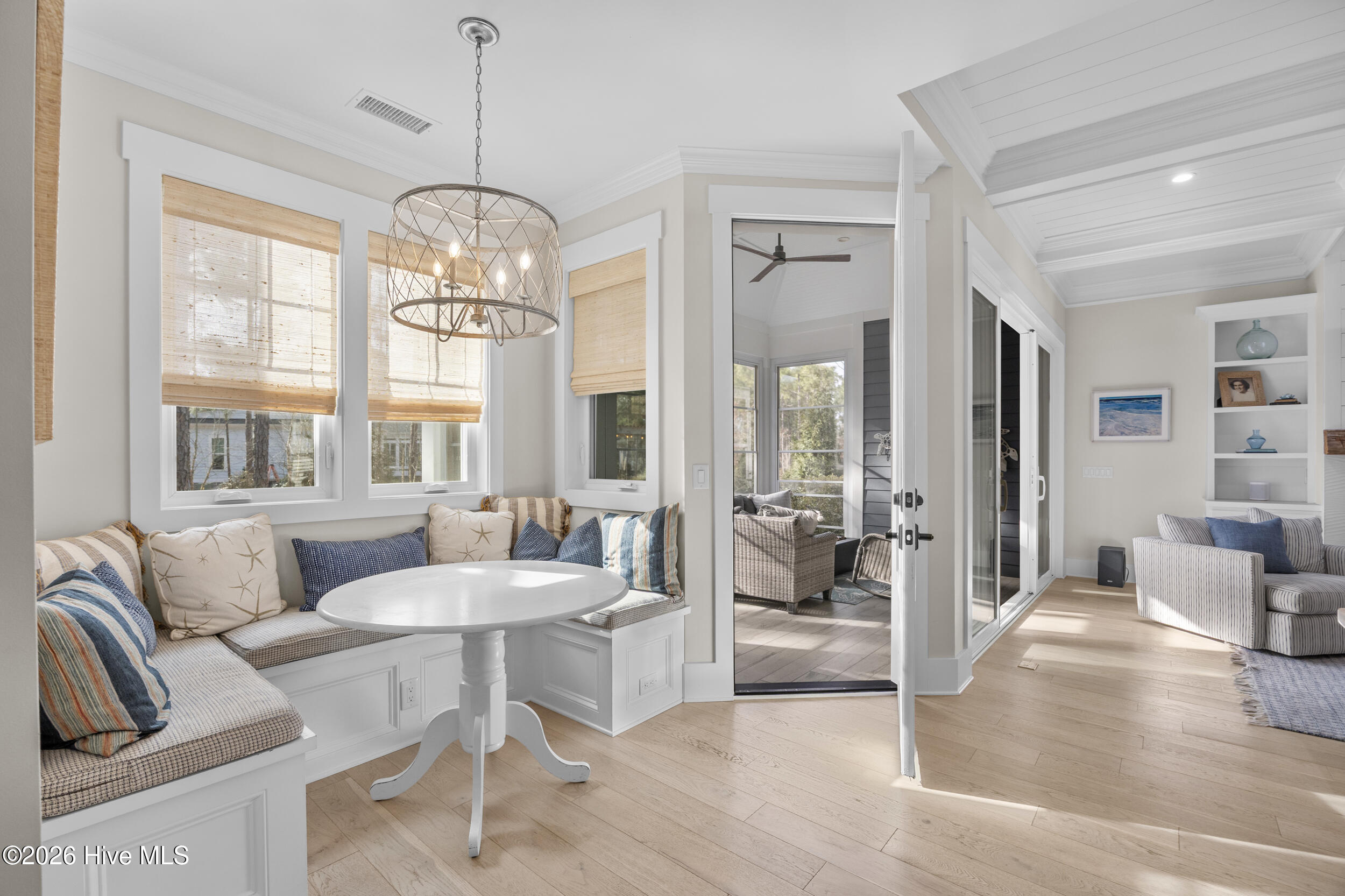 100527990 | Photo 34