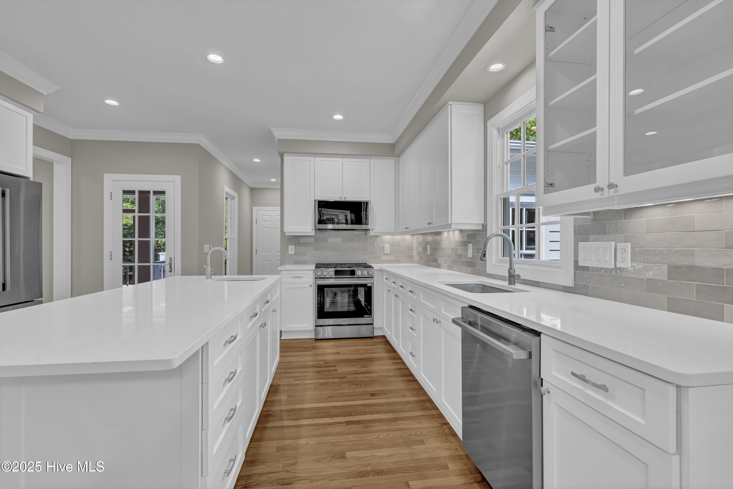 100565717 | Photo 12