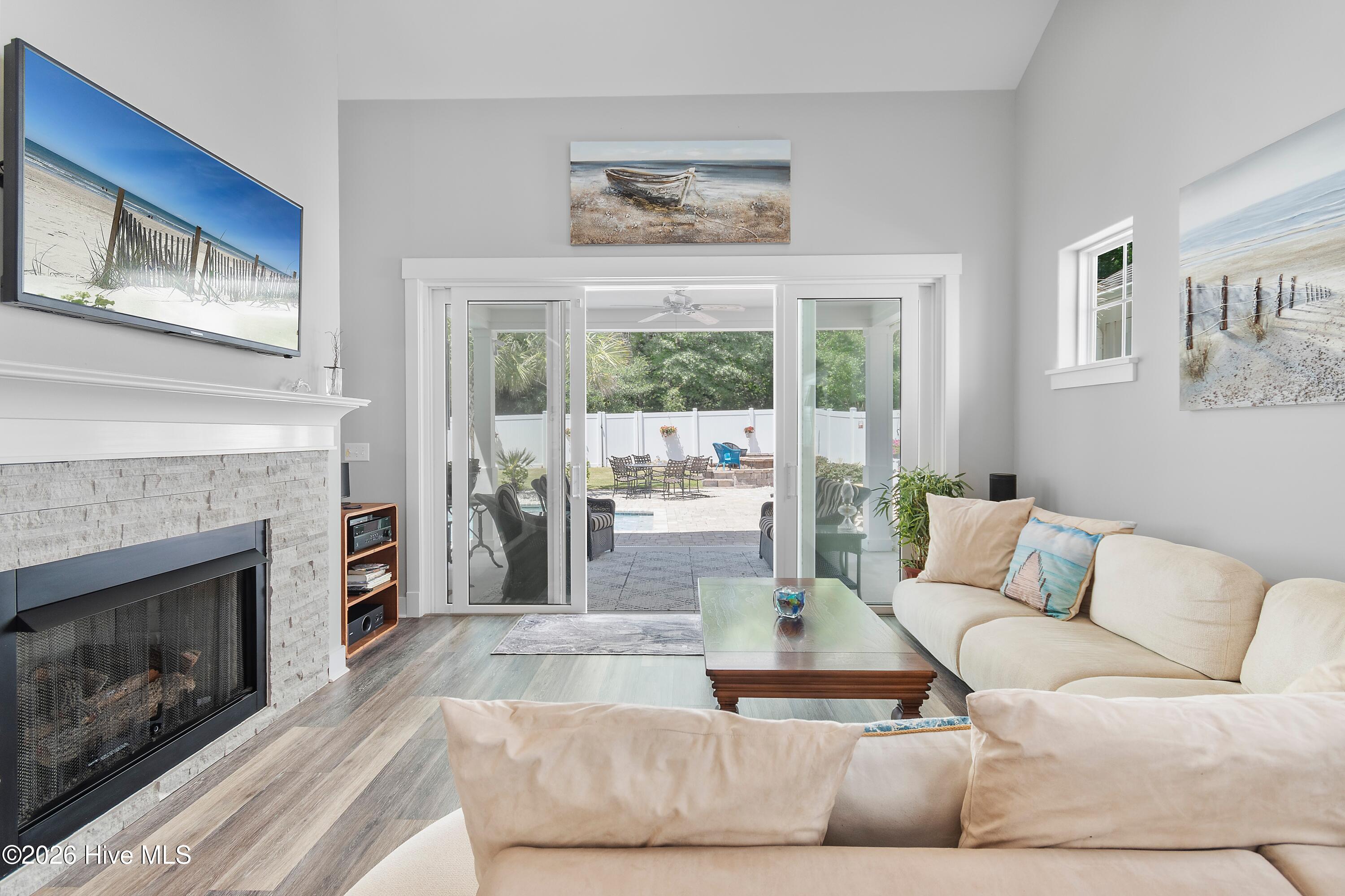 100561295 | Photo 12