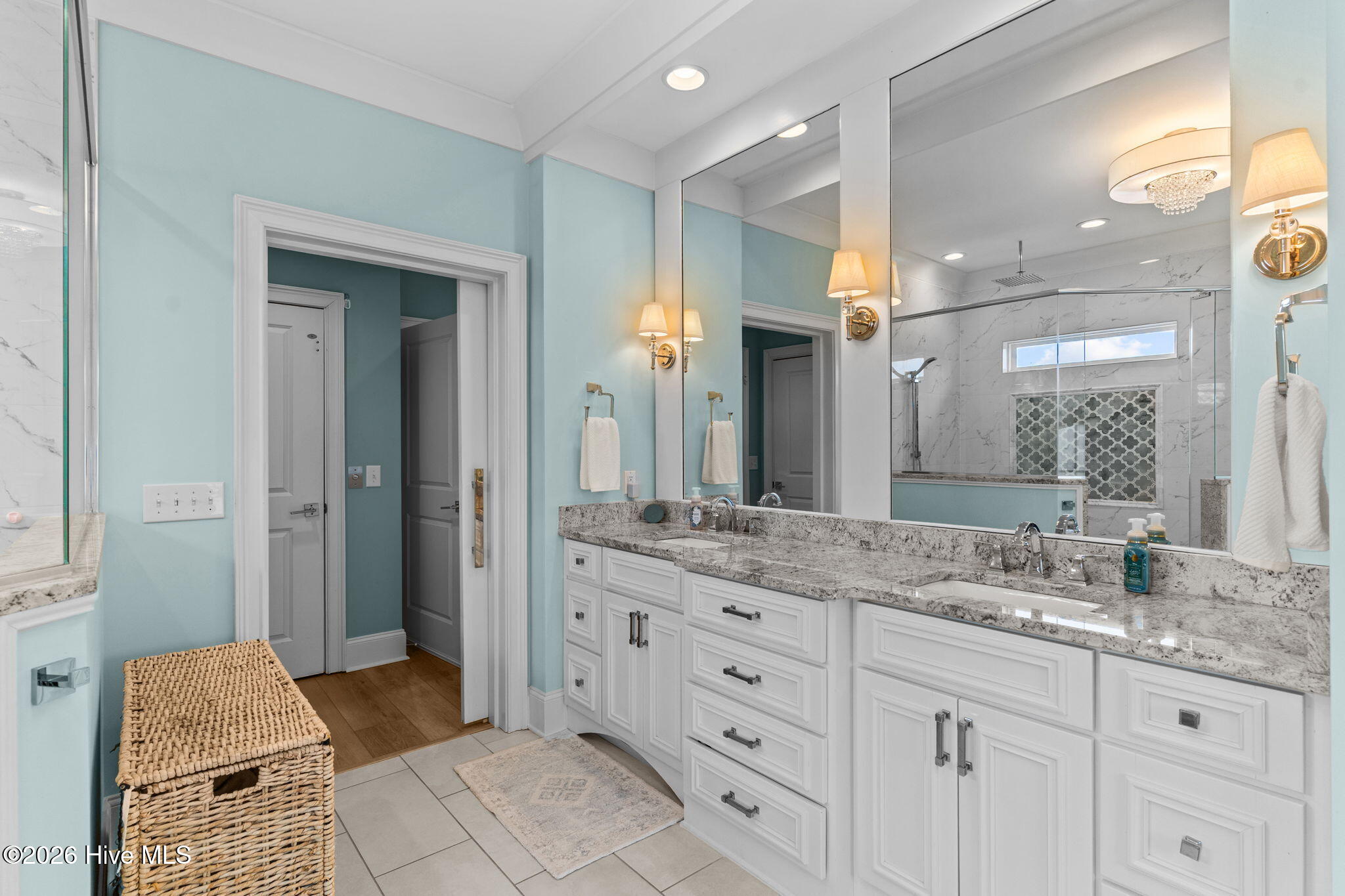 100557179 | Photo 21