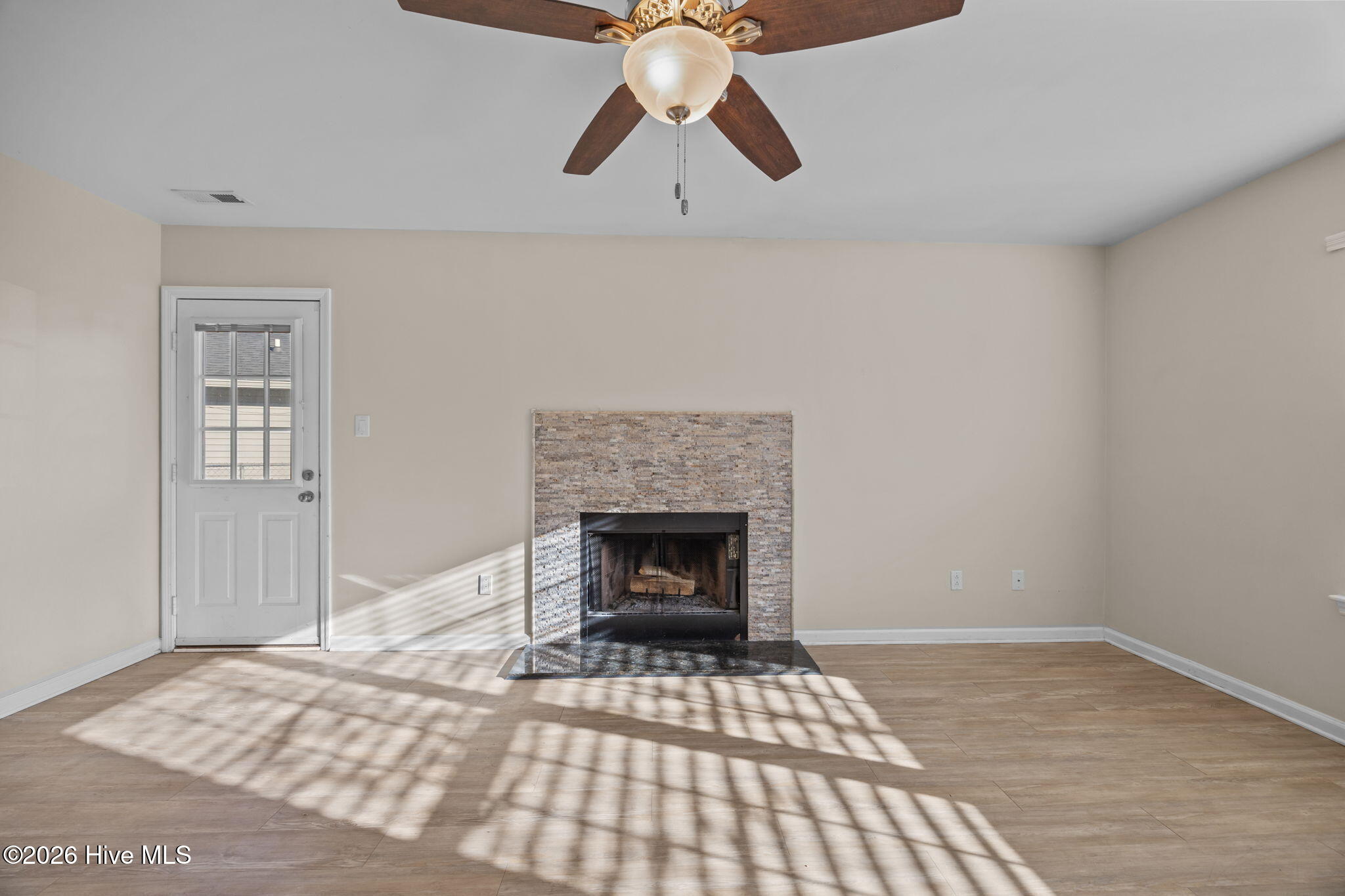 100550569 | Photo 24