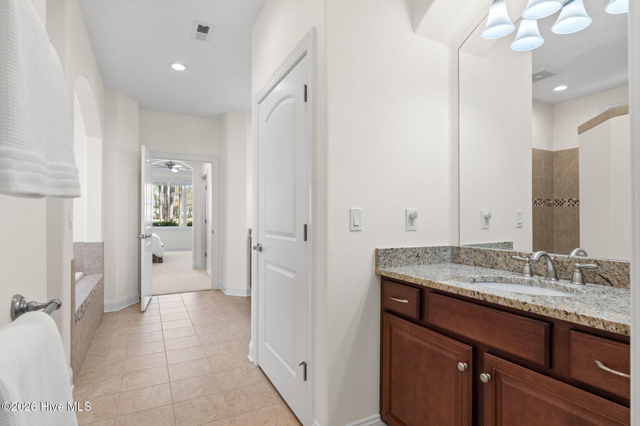 Undisclosed Address, Southport, NC, 28461