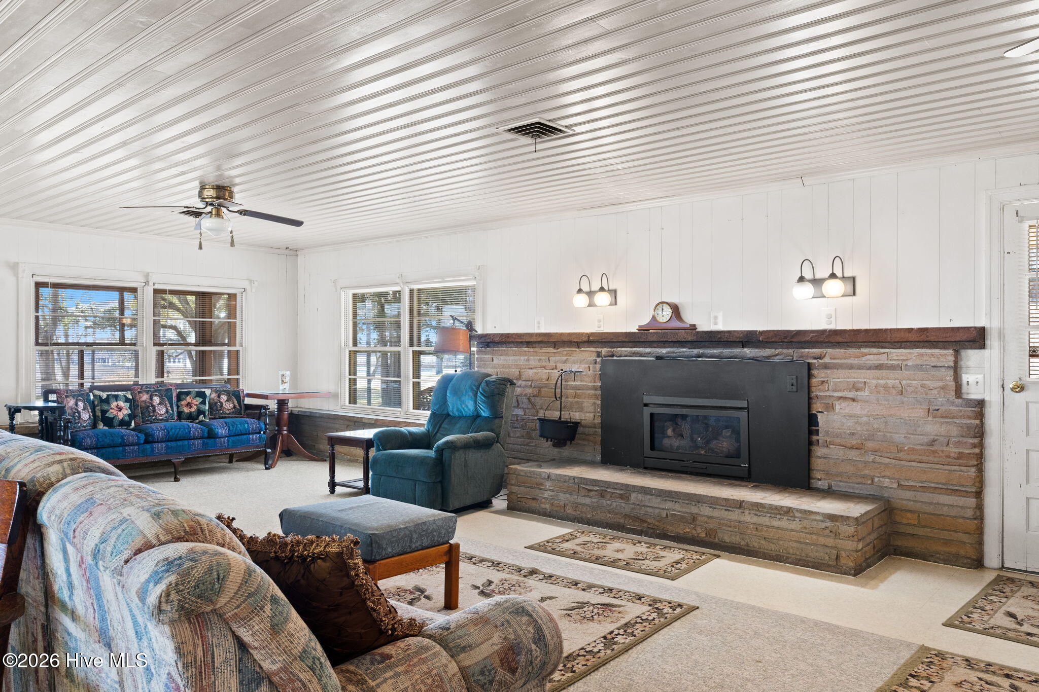 100561810 | Photo 32