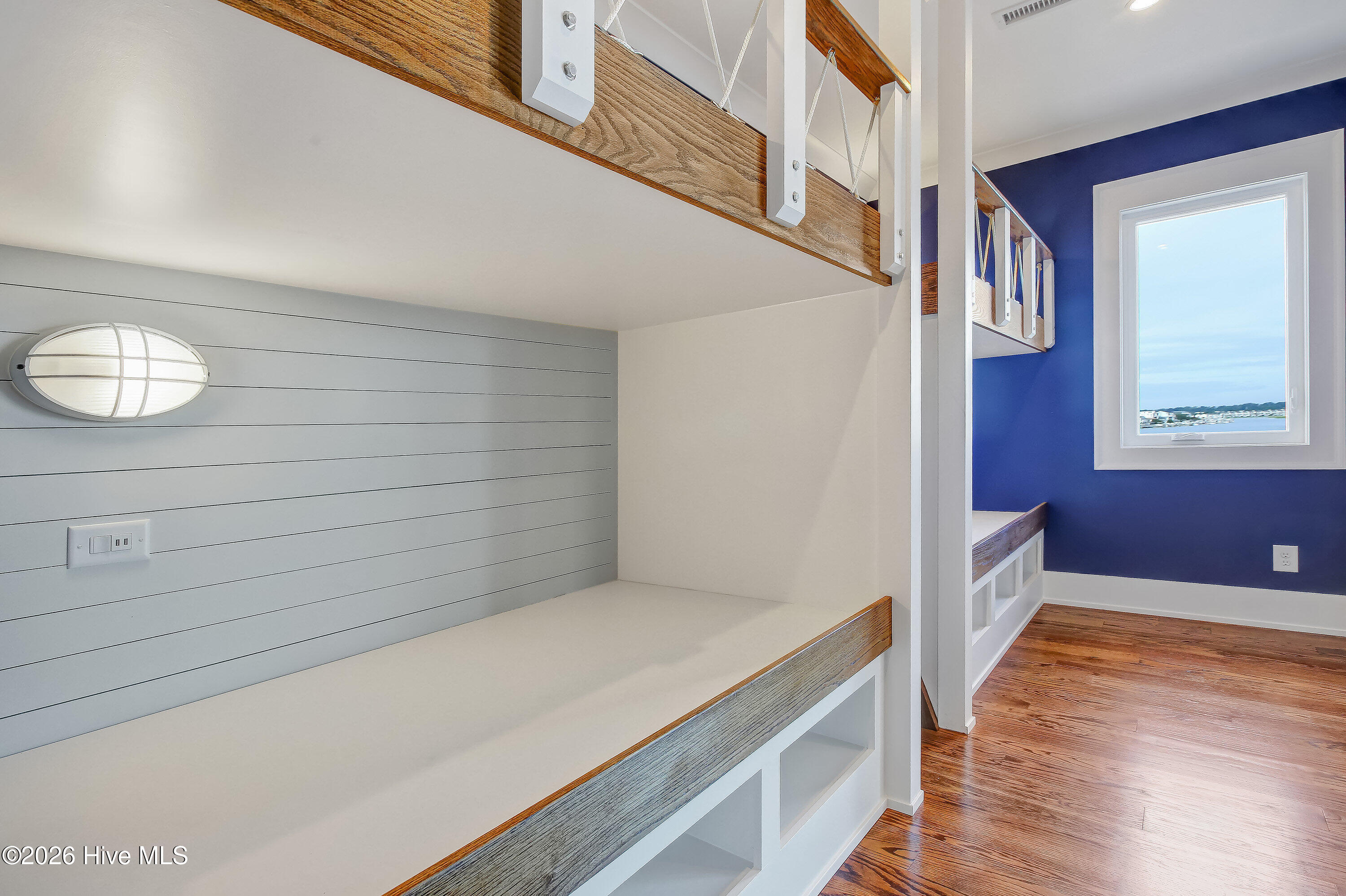 100563584 | Photo 26