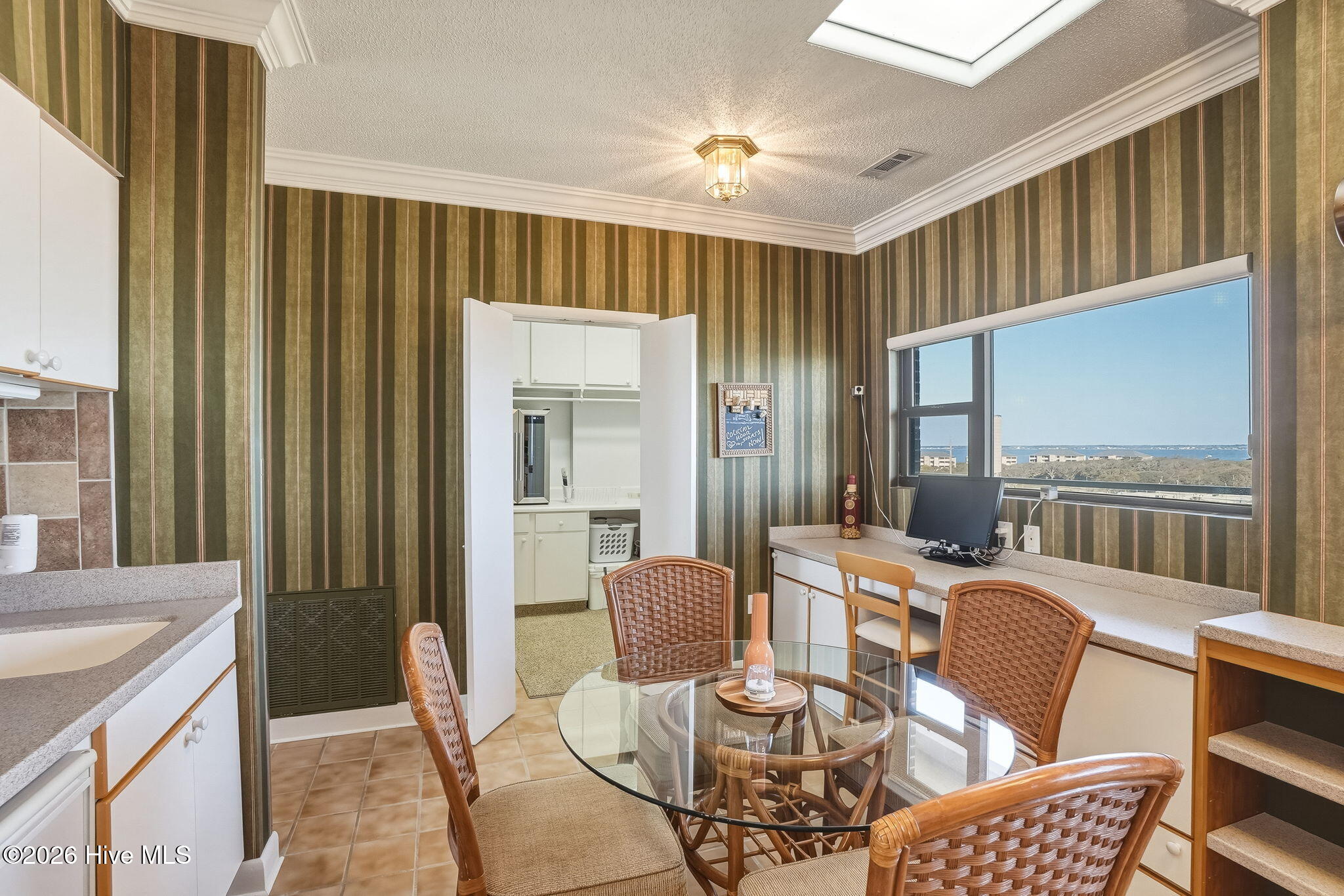 Bogue Sound views abound from the North side of the condo. Watch Fireworks up and down the sound and ocean almost all summer long!