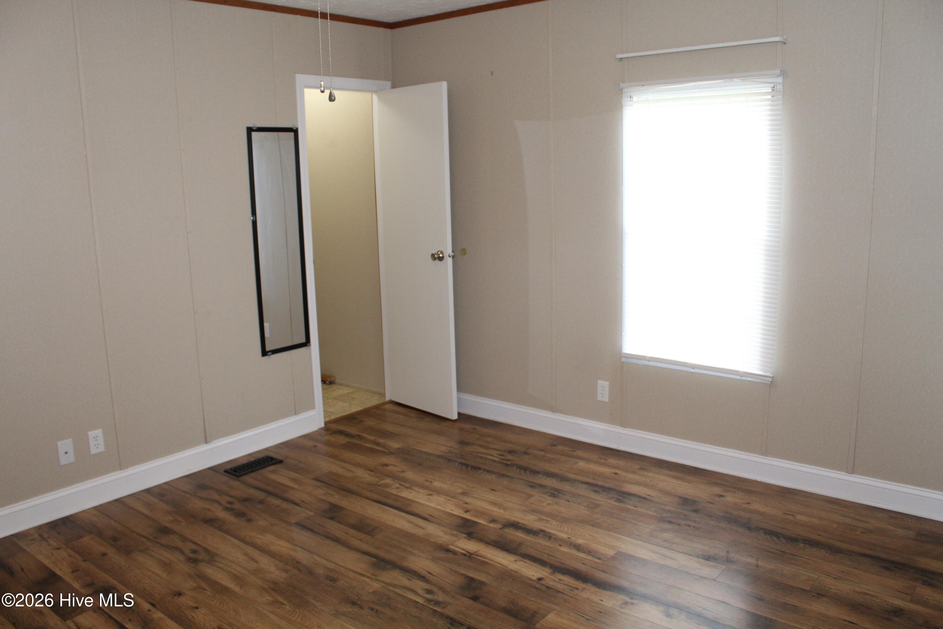 100570403 | Photo 11