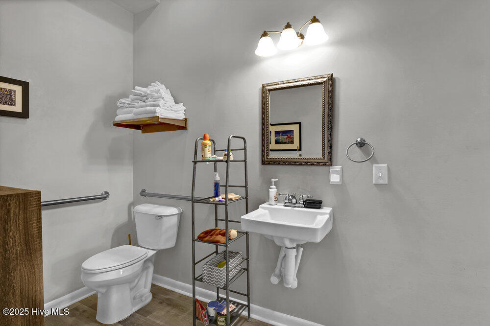 100543464 | Photo 35