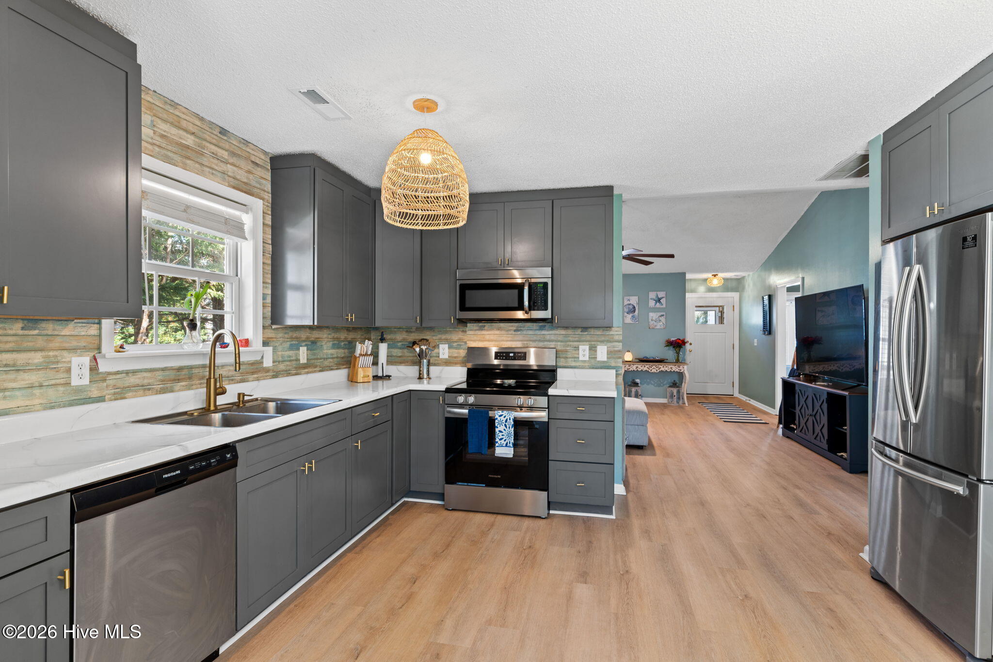 100559319 | Photo 14