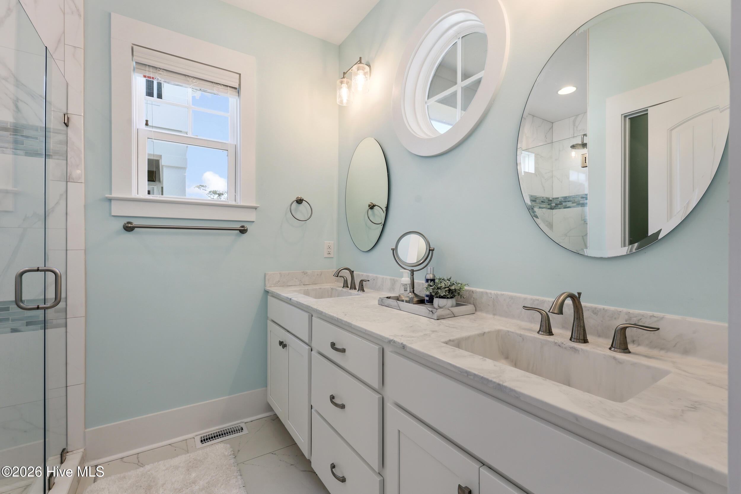 100563355 | Photo 23