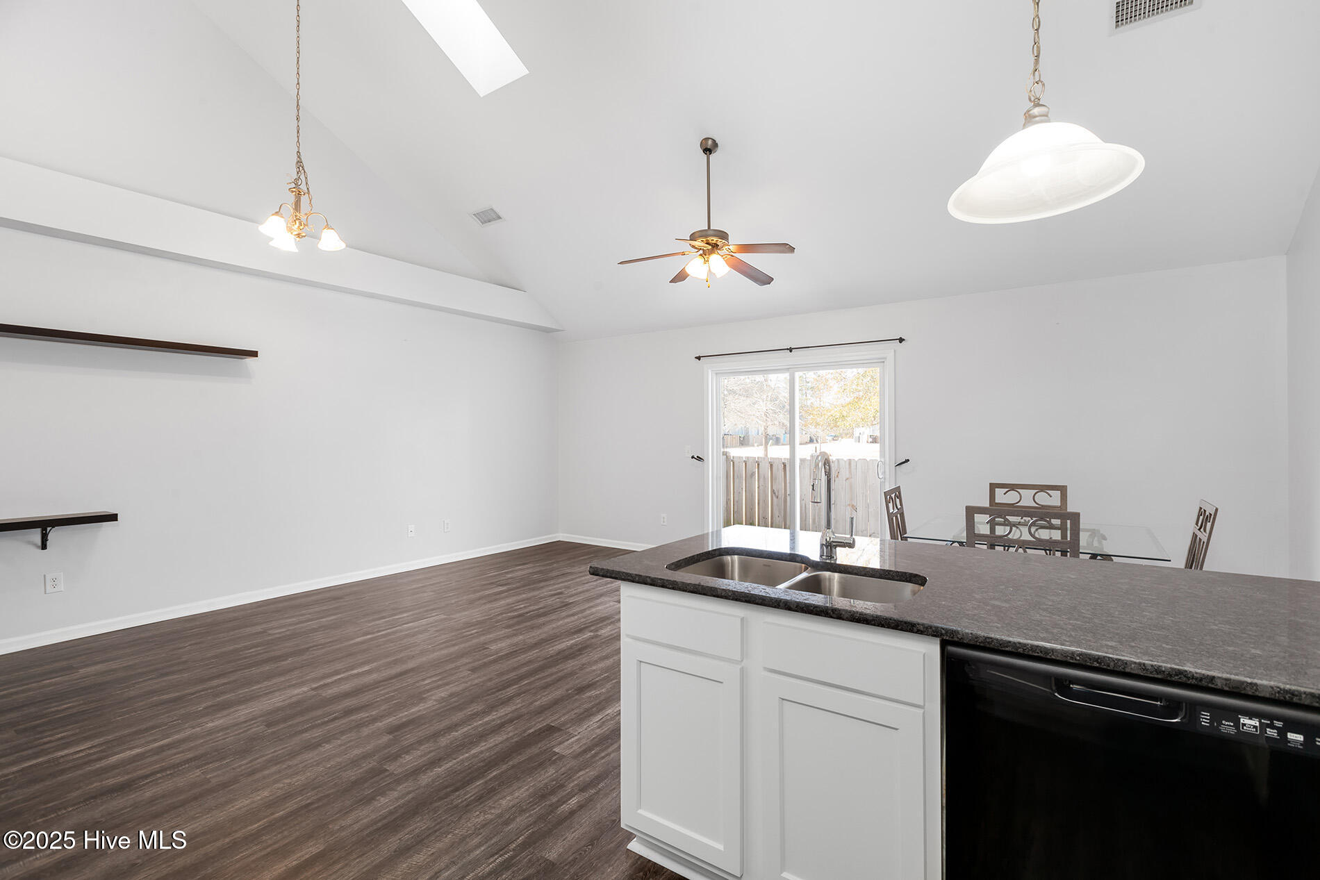 100526047 | Photo 12