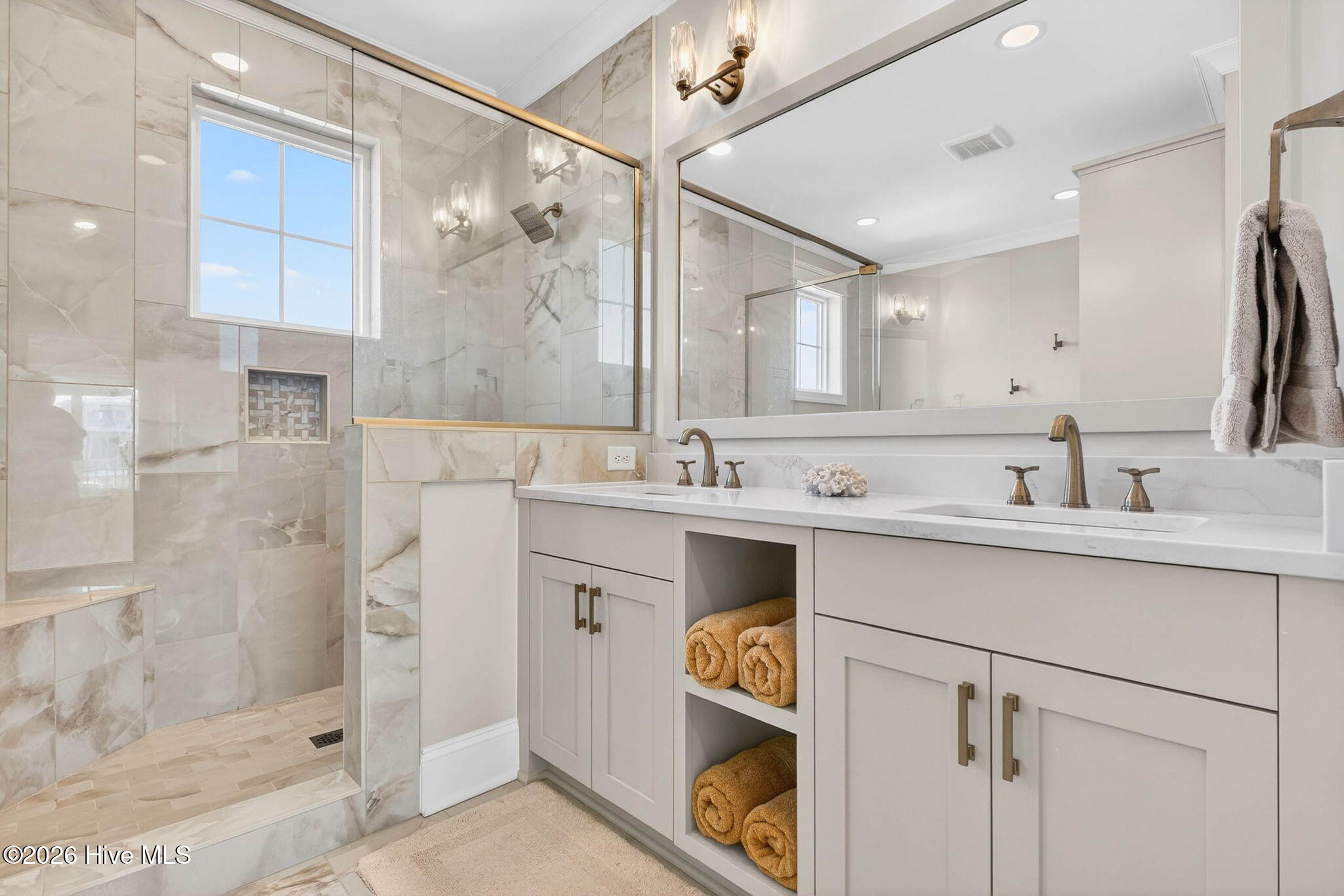 100561334 | Photo 34