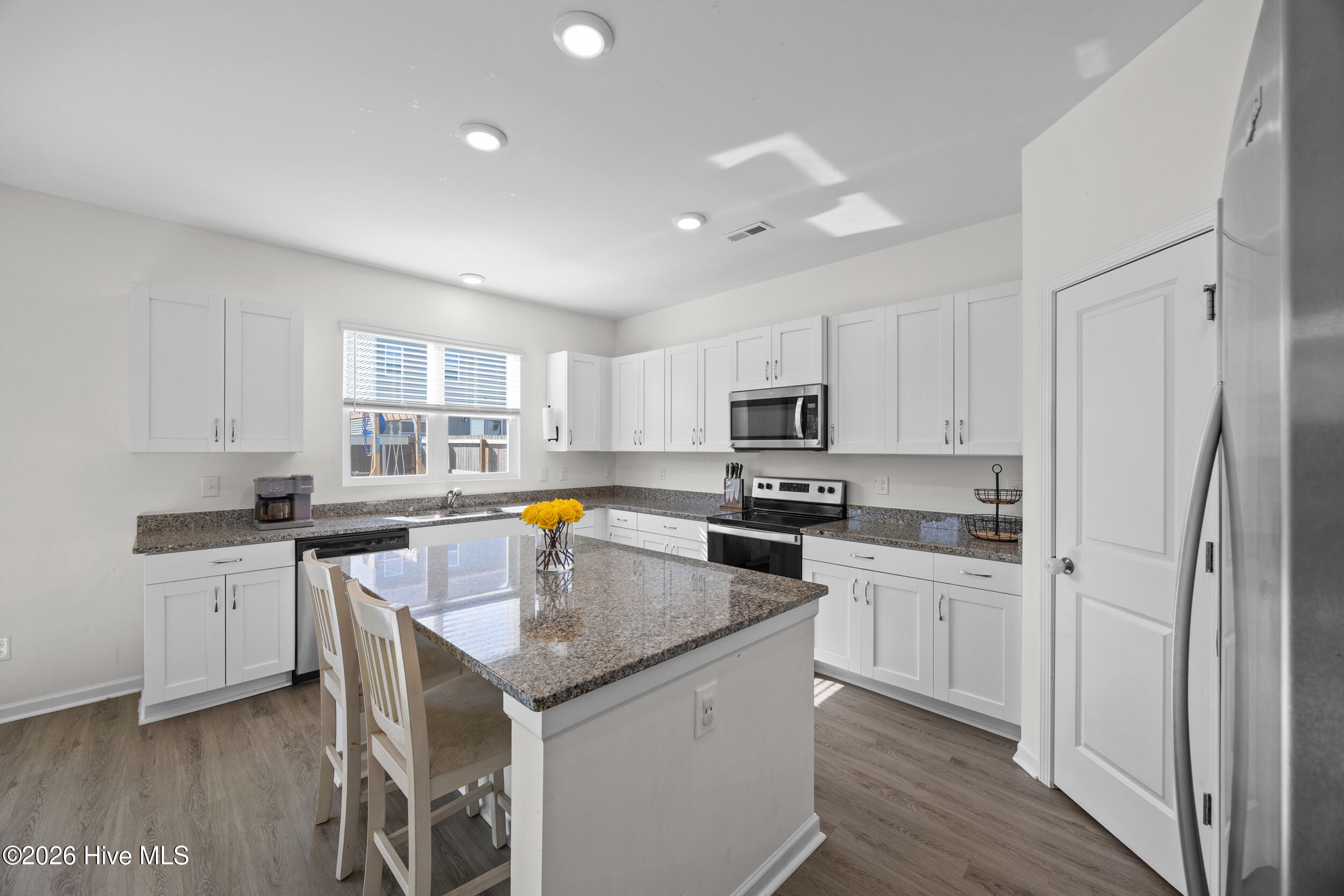 100568989 | Photo 14