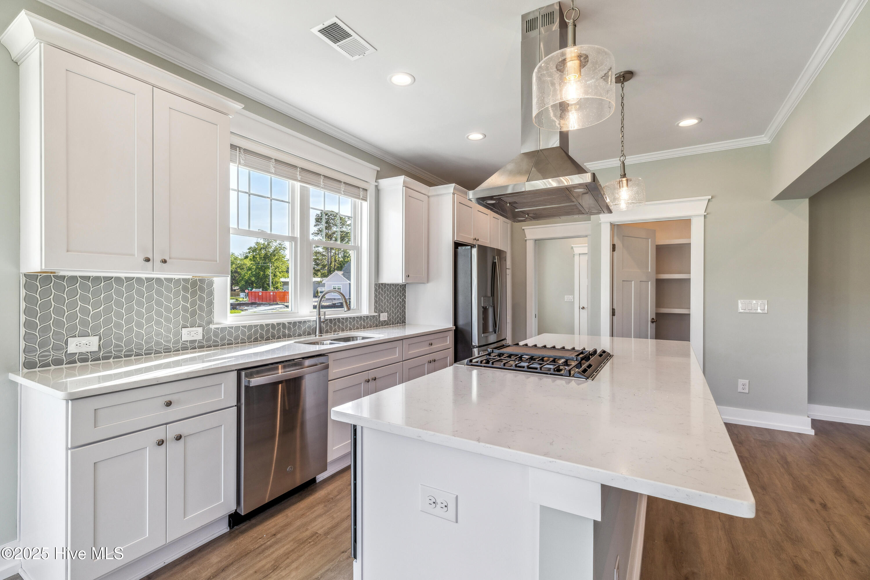 100546665 | Photo 21