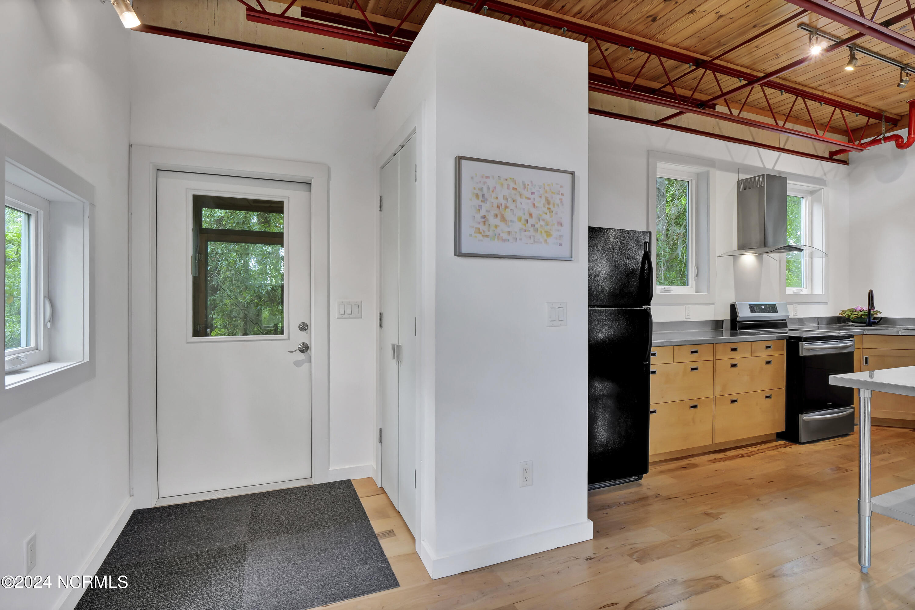 100497530 | Photo 23