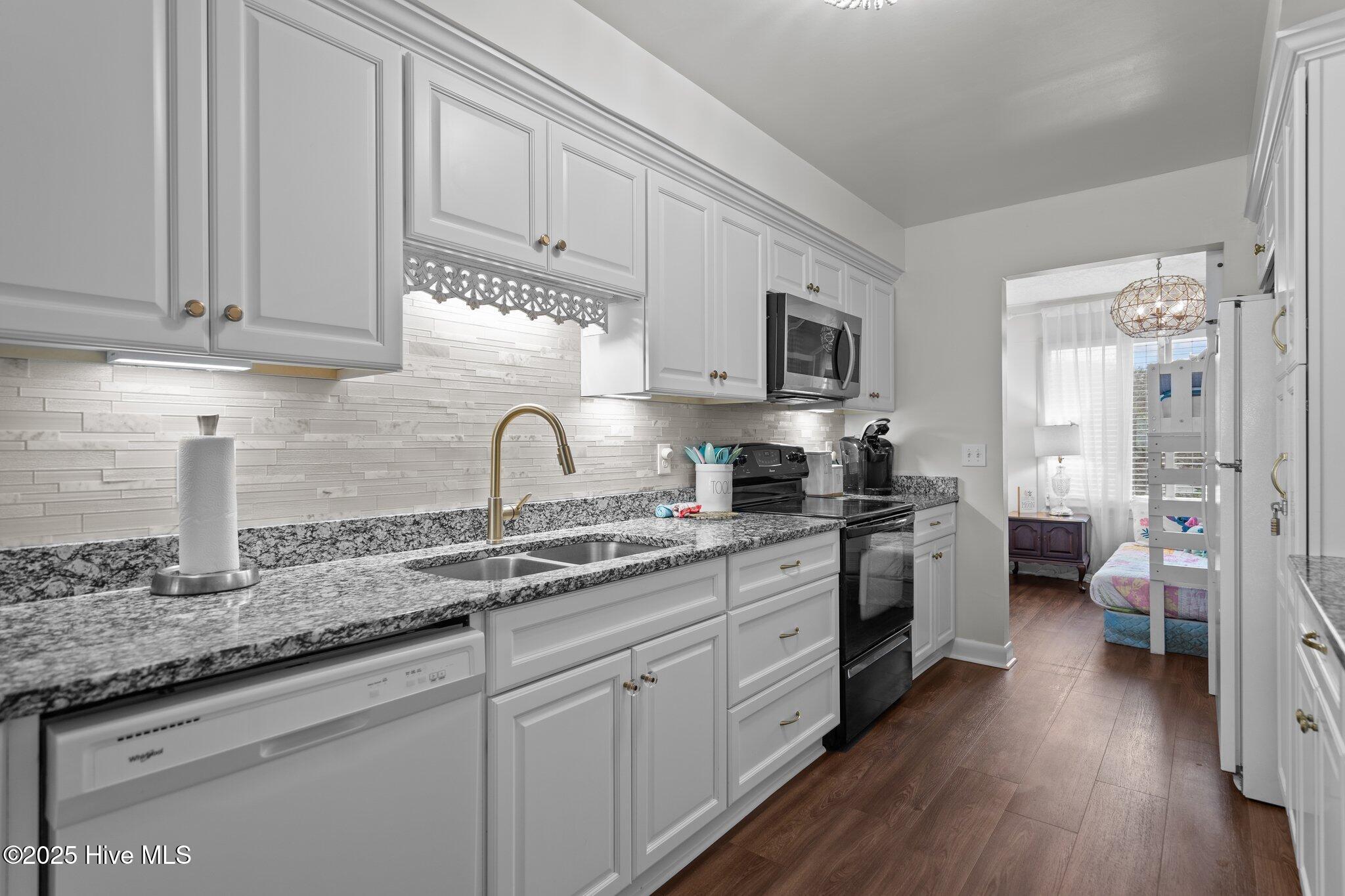 100564100 | Photo 18