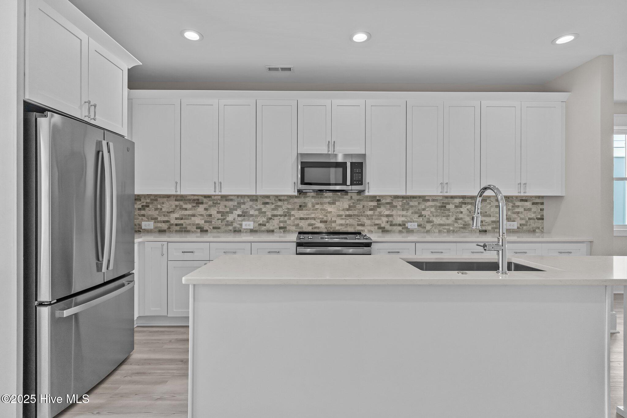 100560539 | Photo 14