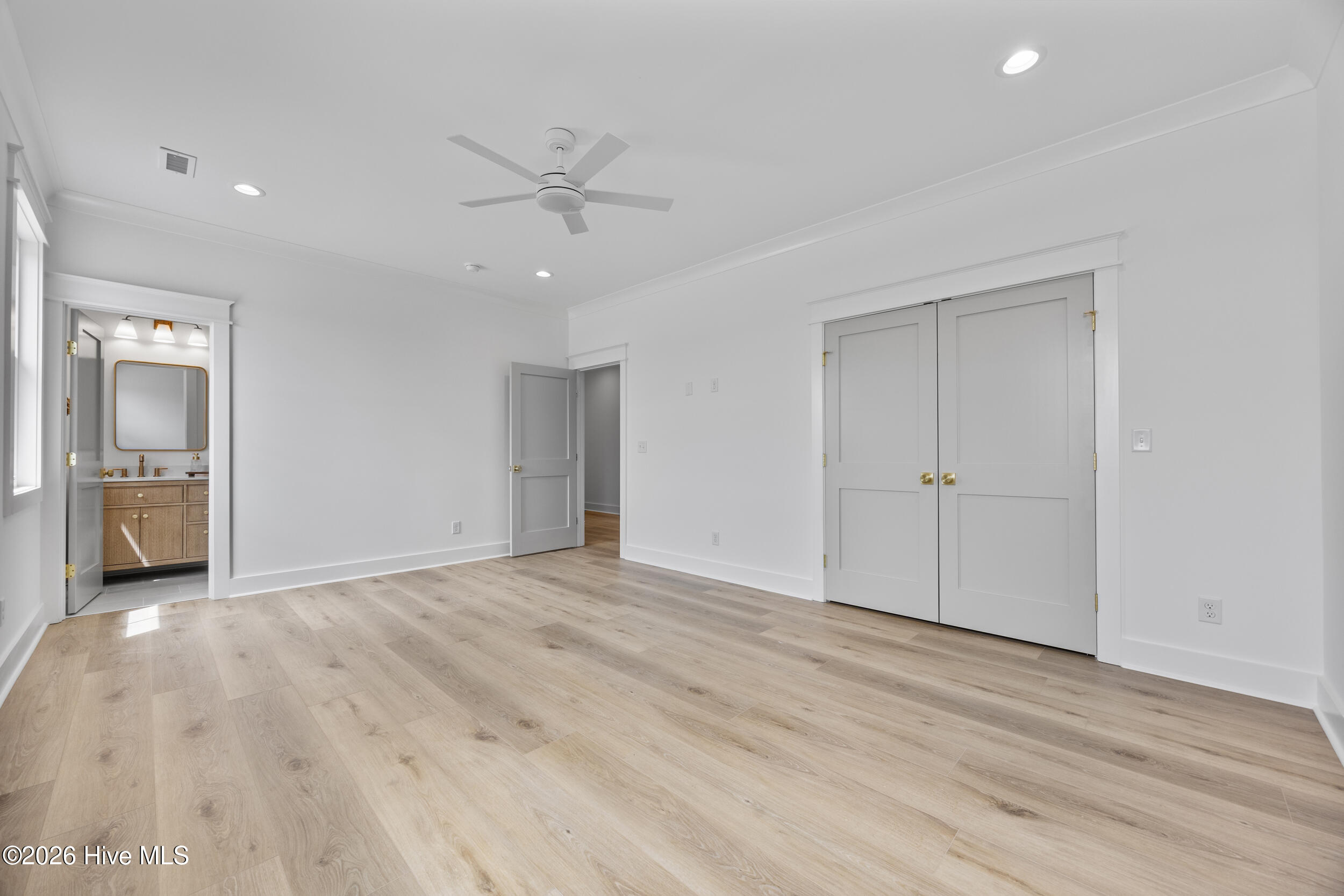 100570401 | Photo 36