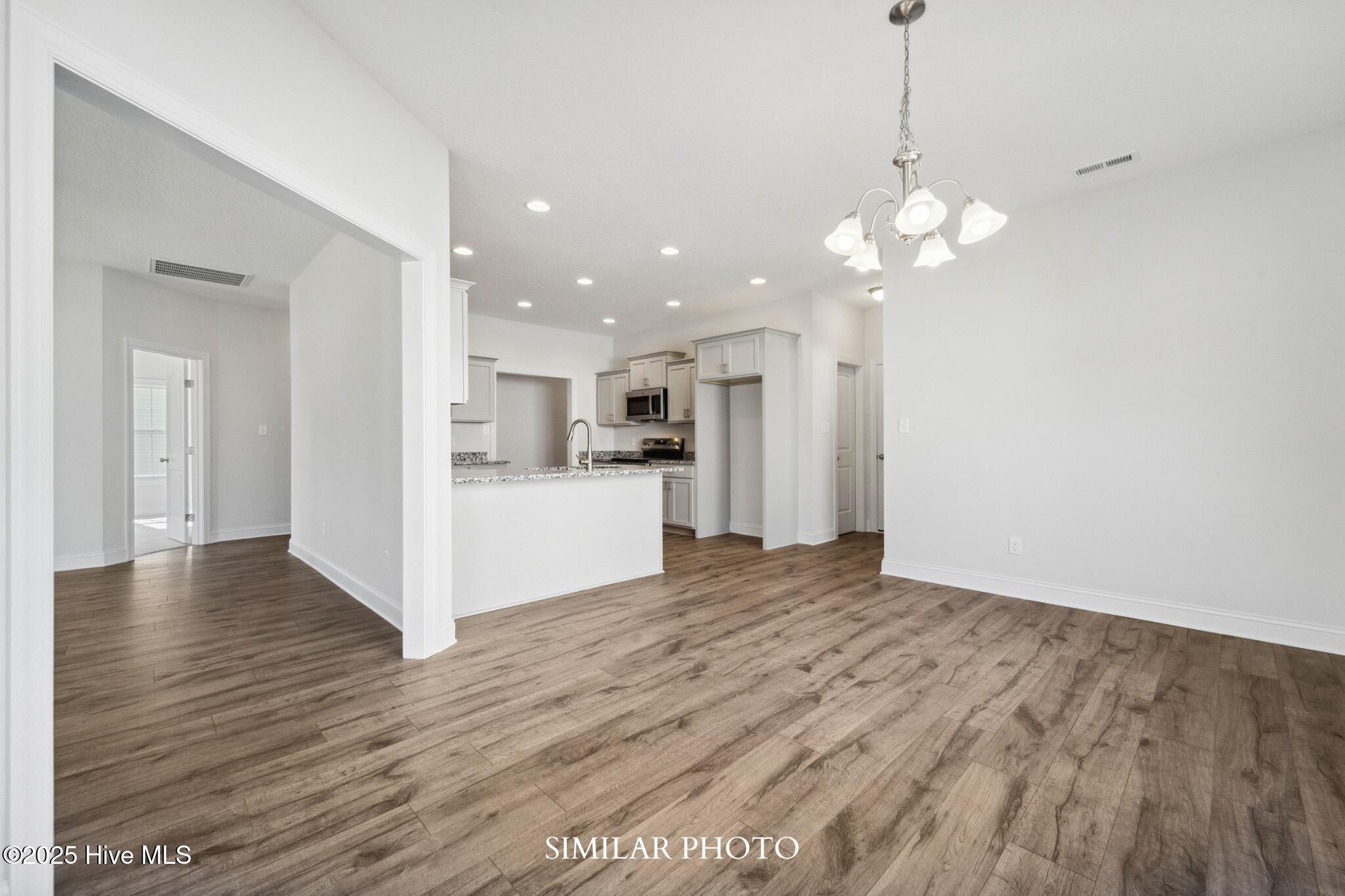 100542069 | Photo 11