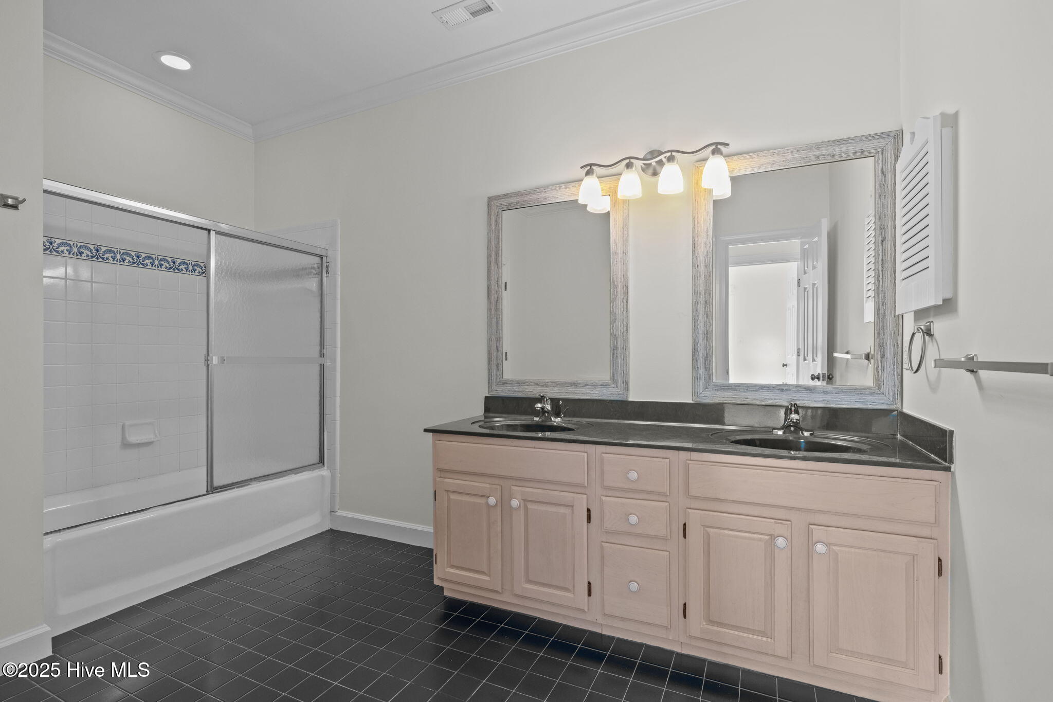 100542960 | Photo 31