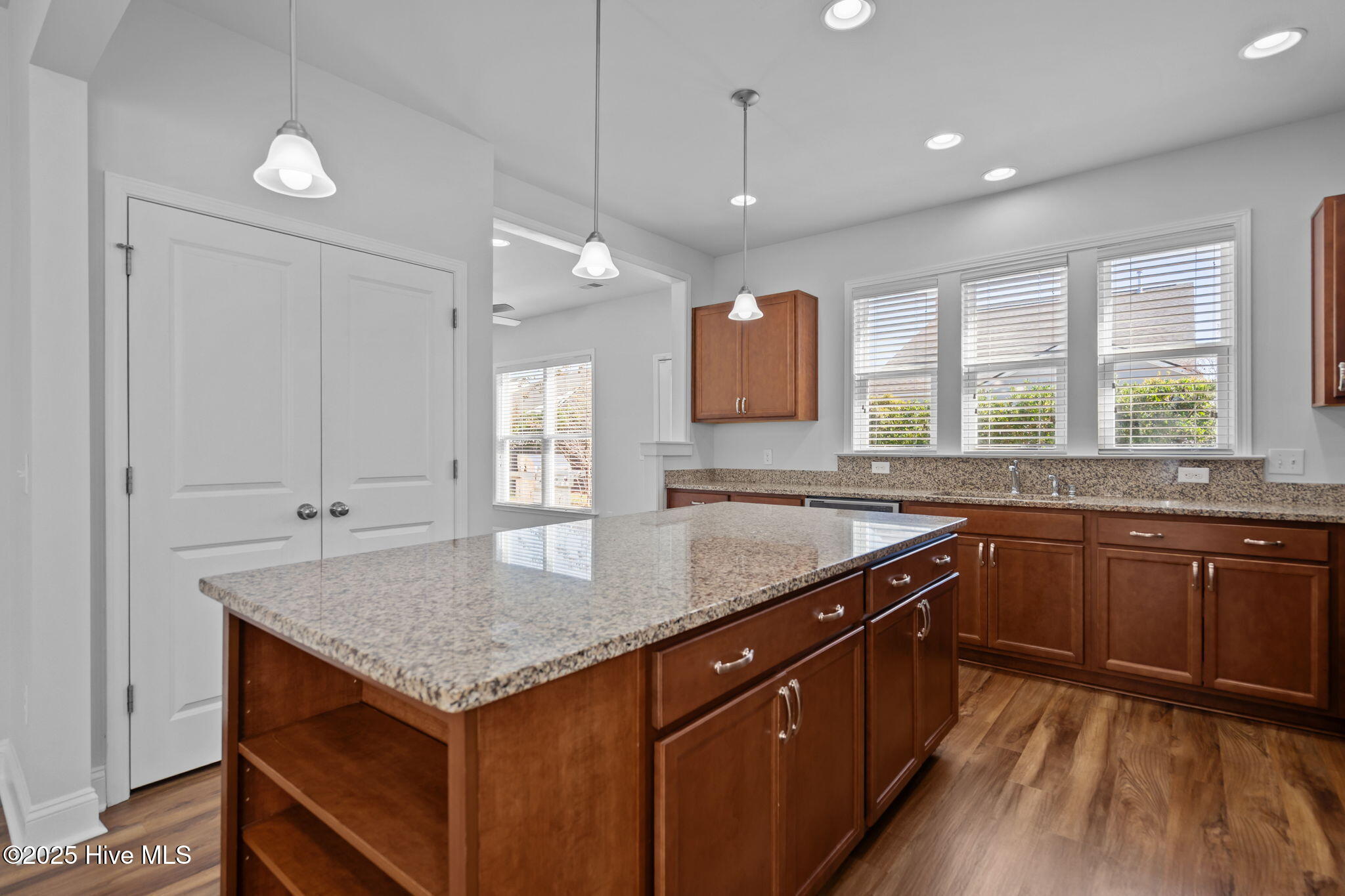 100565127 | Photo 28