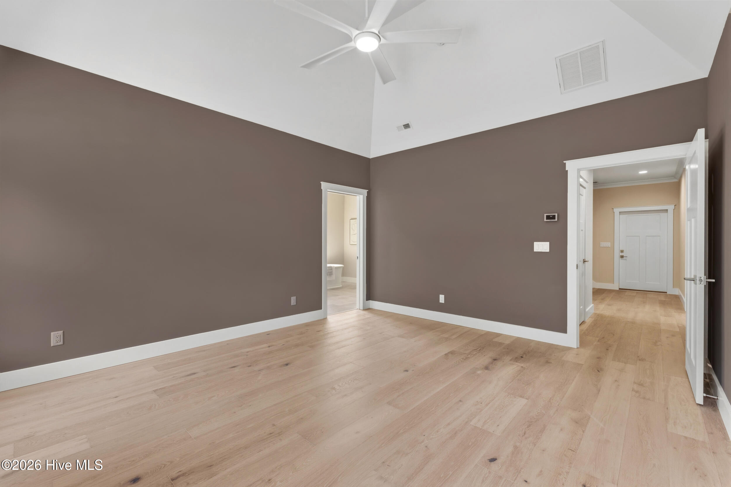 100566568 | Photo 30