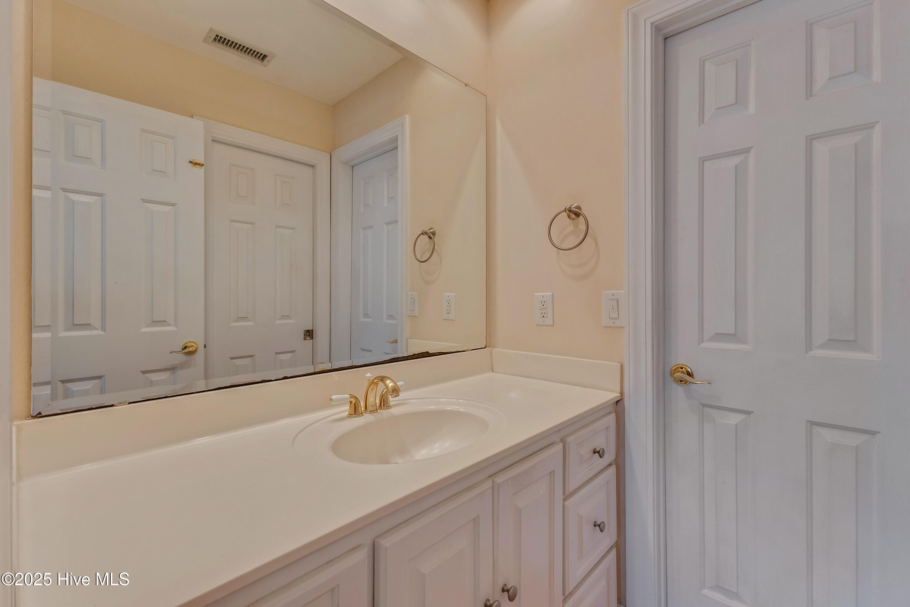 100517619 | Photo 46