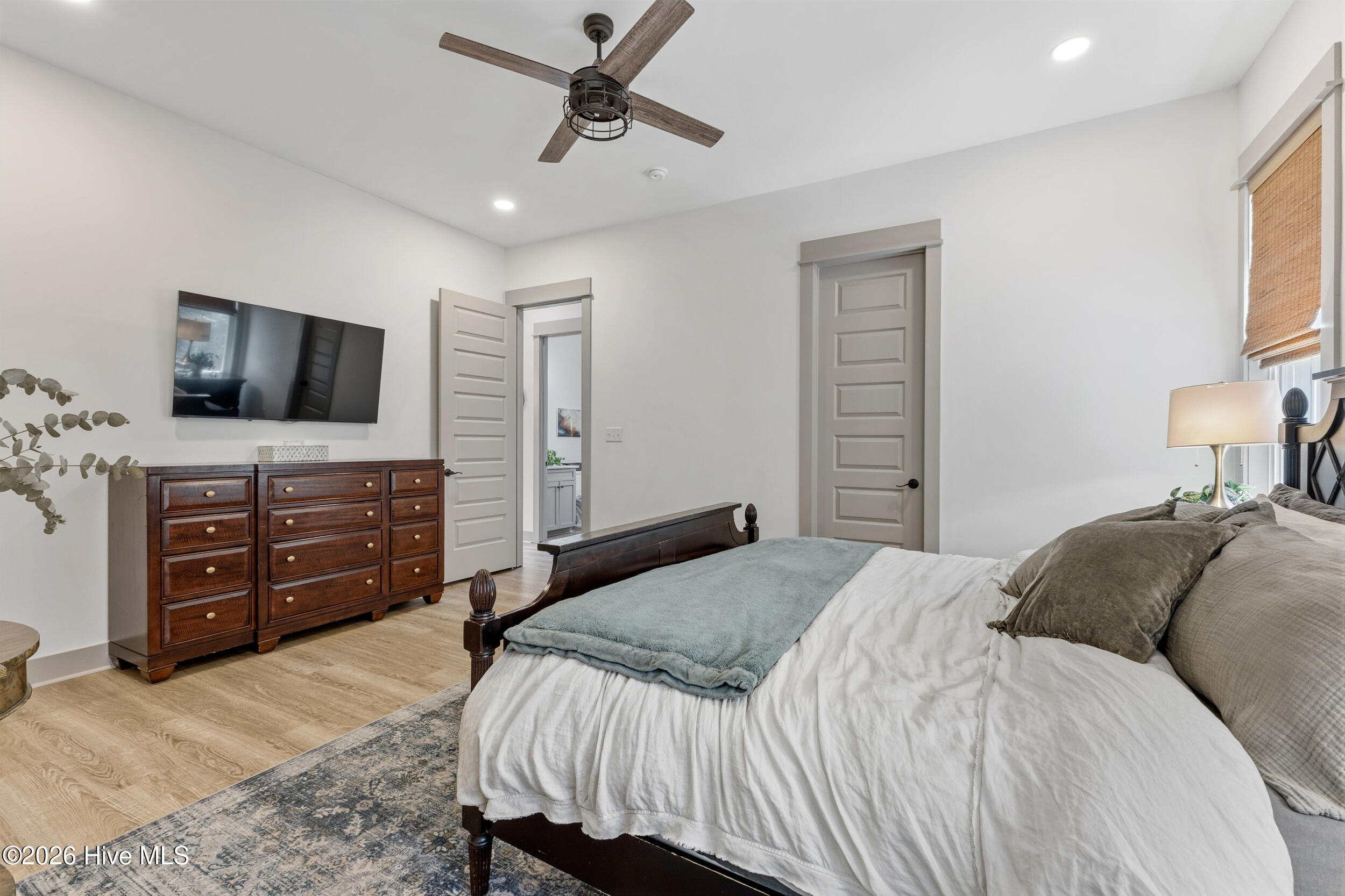 100570688 | Photo 27