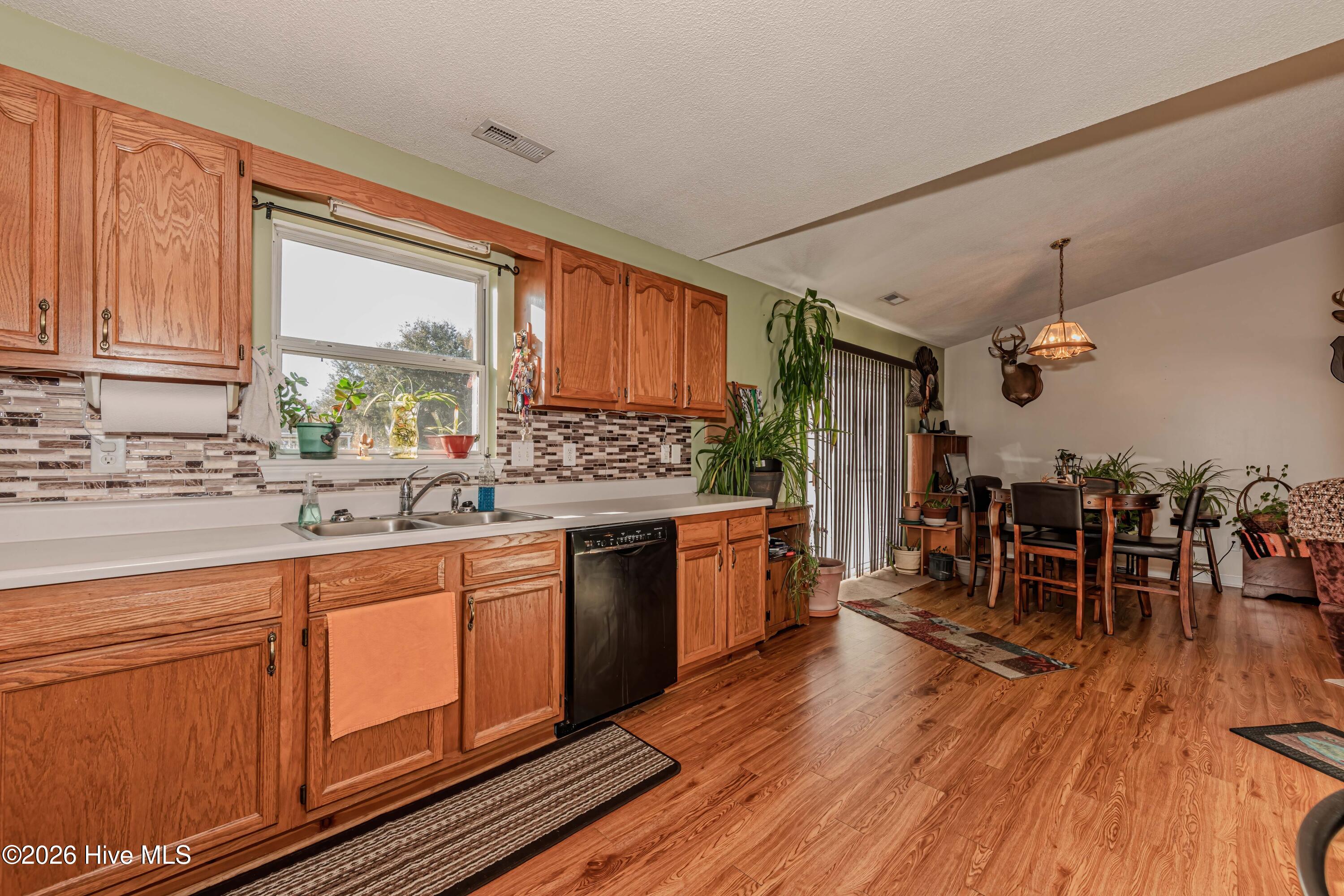 100550368 | Photo 21