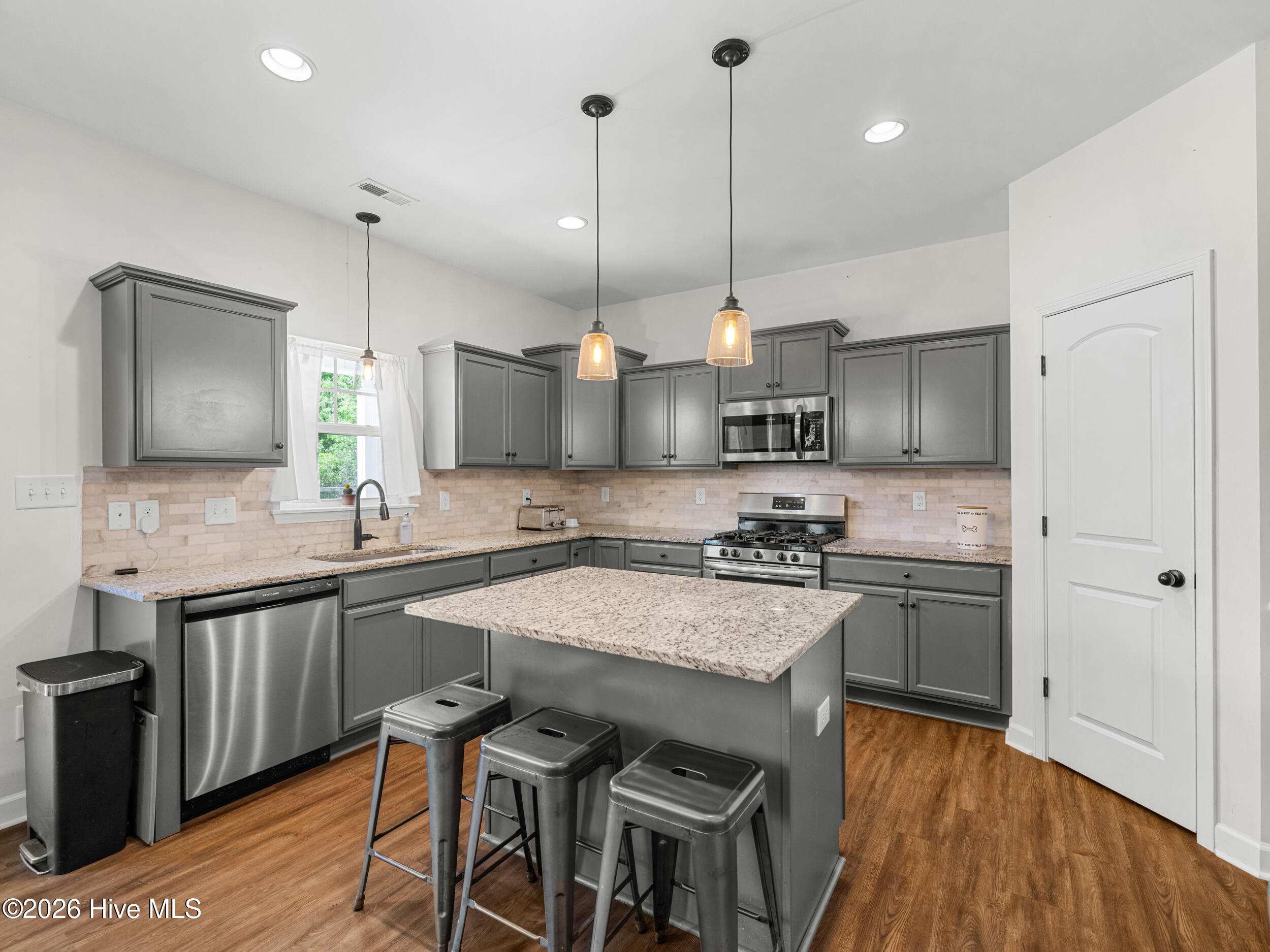 100570237 | Photo 35