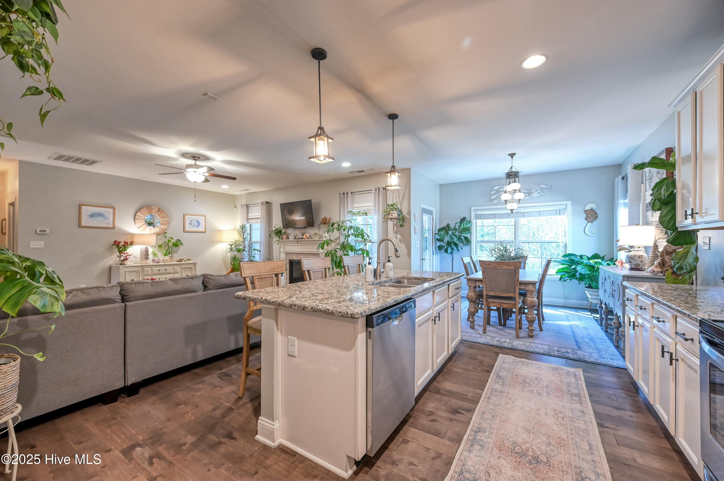 100561132 | Photo 14