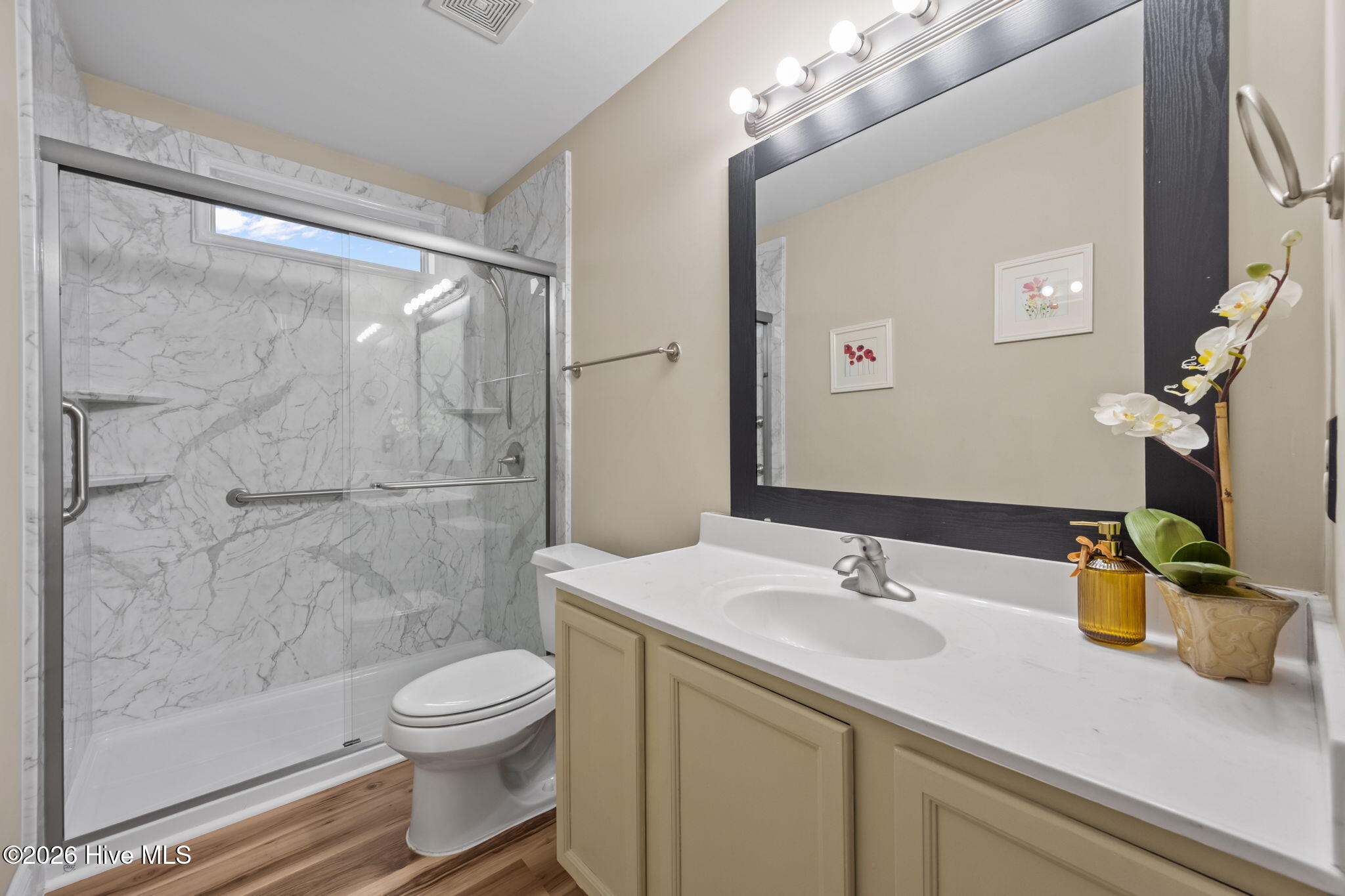 100562473 | Photo 16