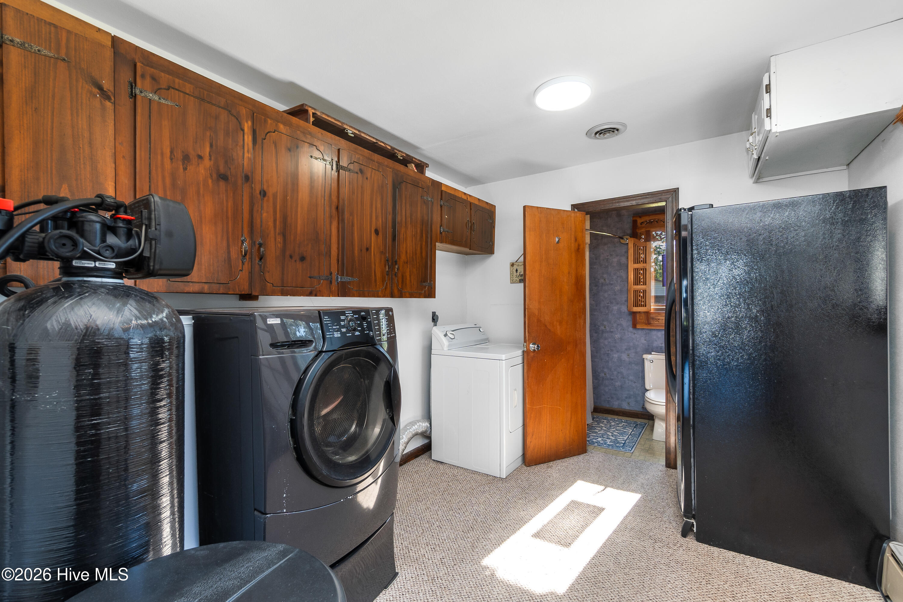 Utility laundry full bathroom