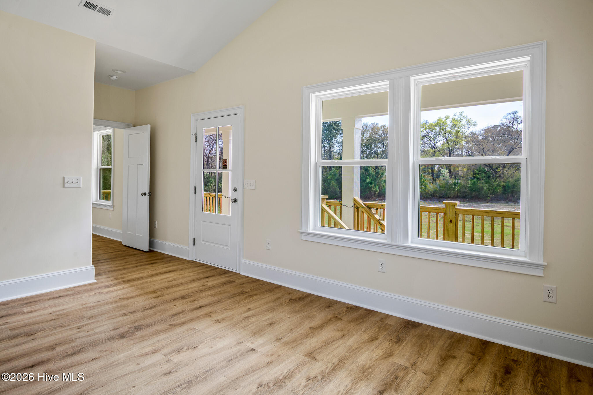 100517039 | Photo 15