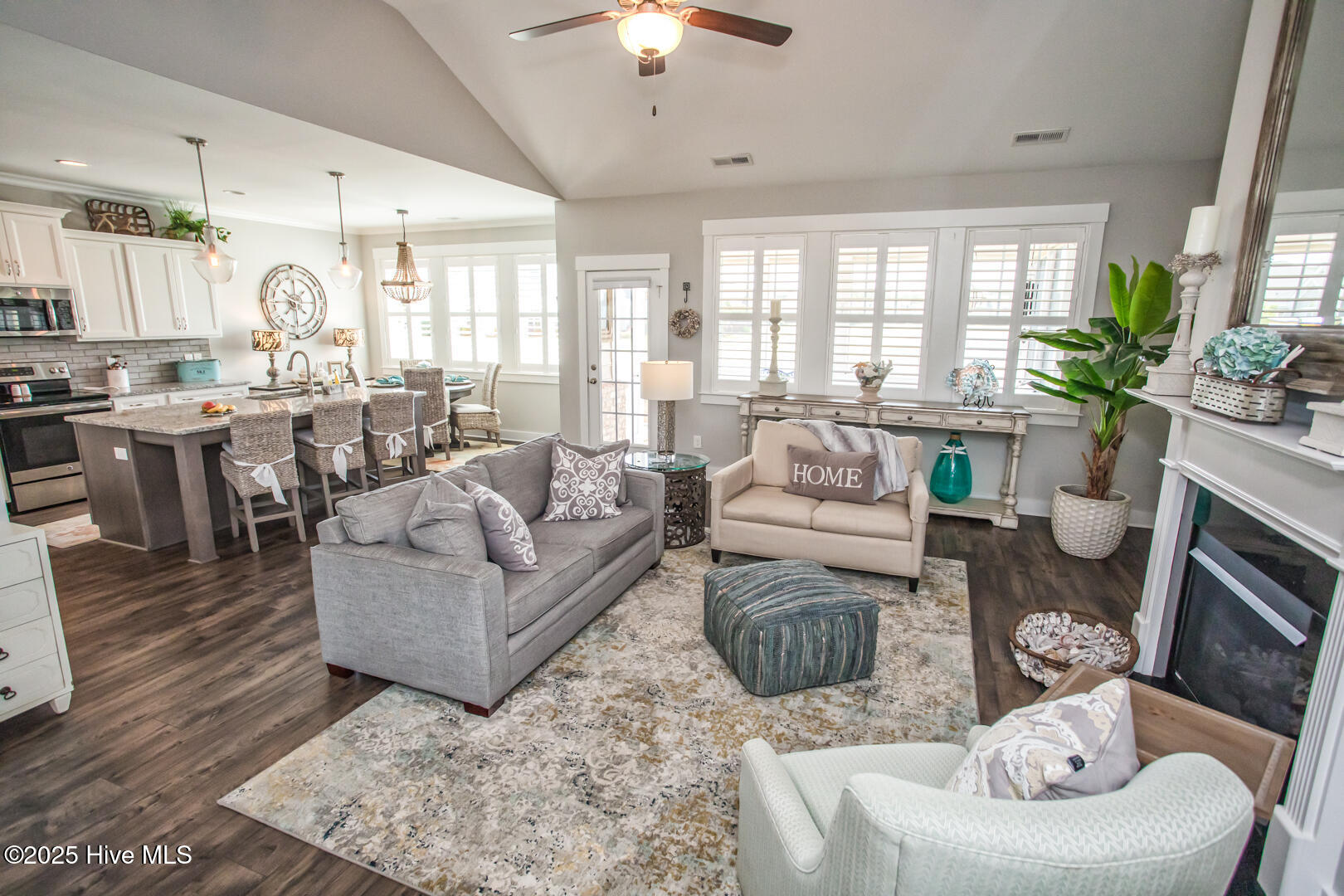 100546730 | Photo 25