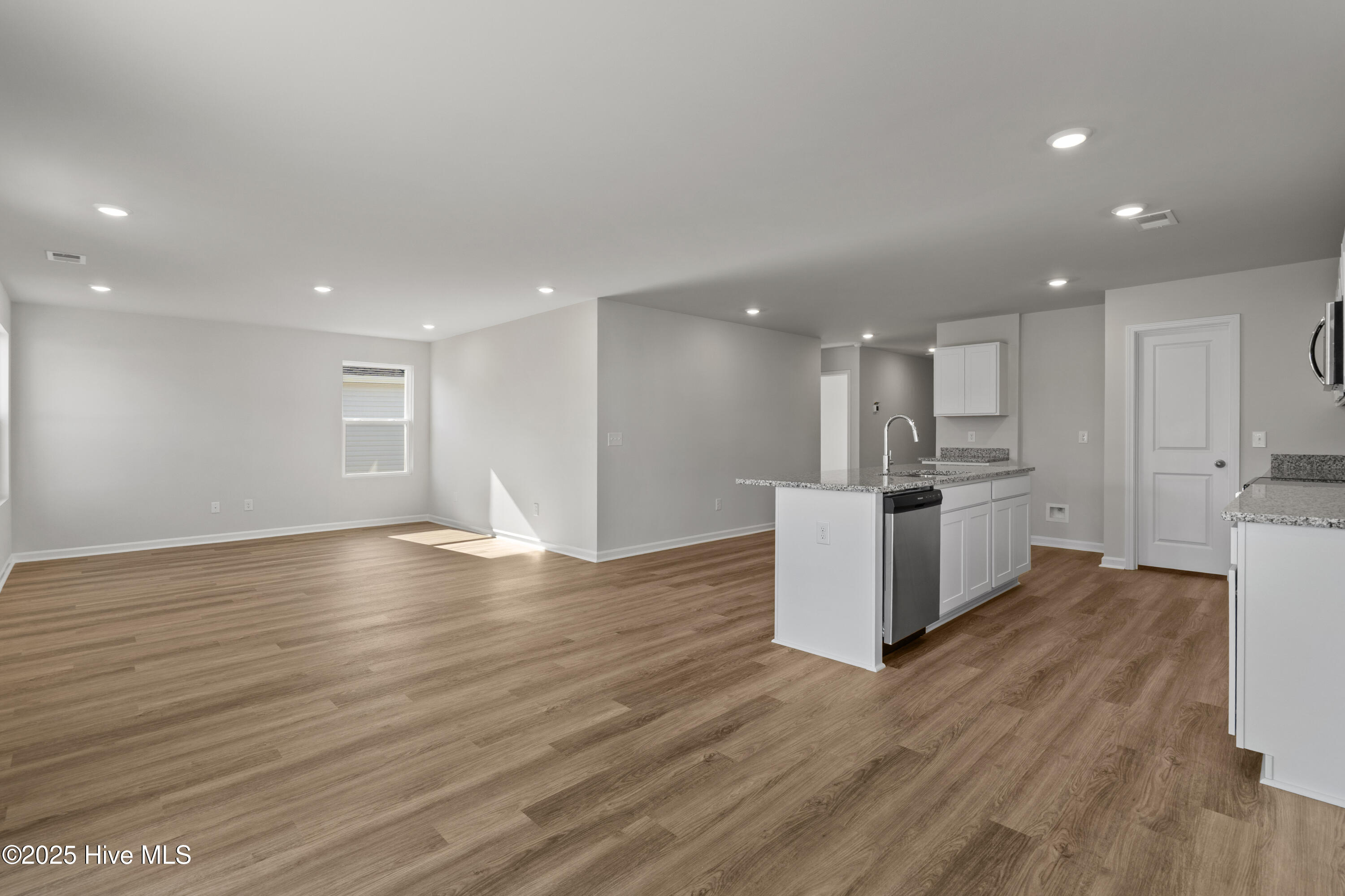 100528315 | Photo 16