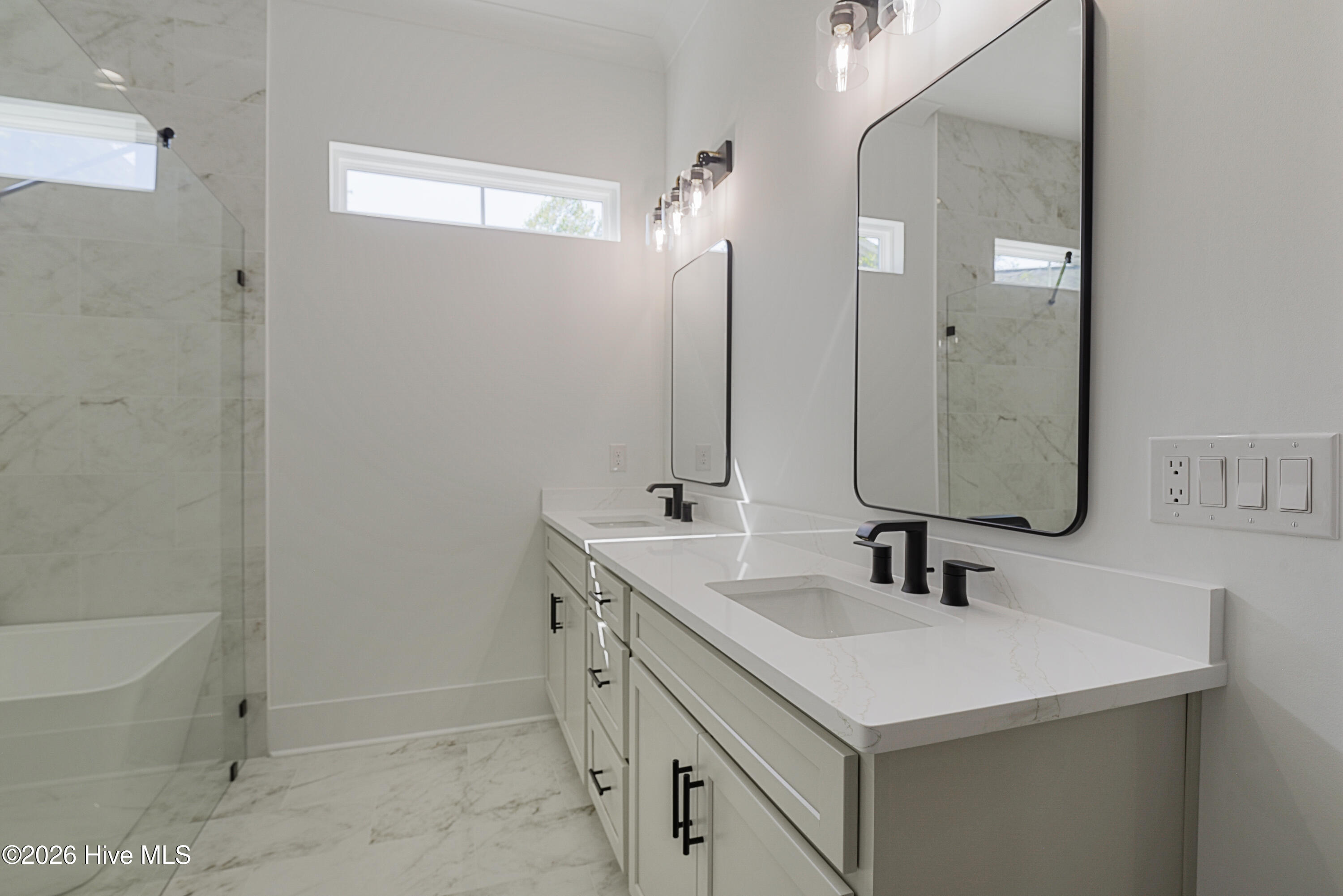 100563417 | Photo 36