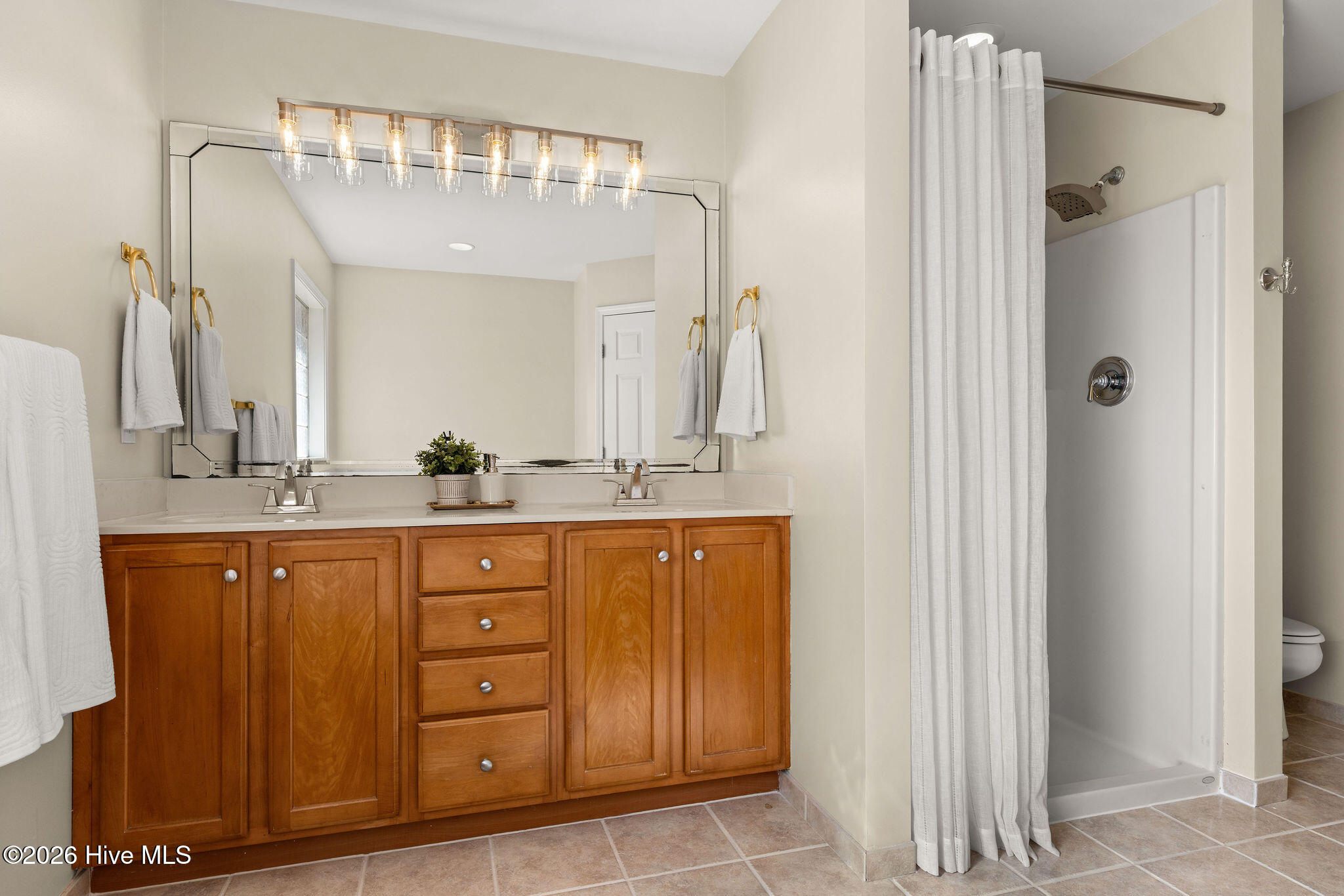 100554180 | Photo 34