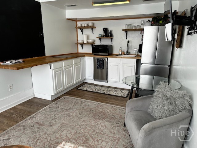 Large space including breakfast bar