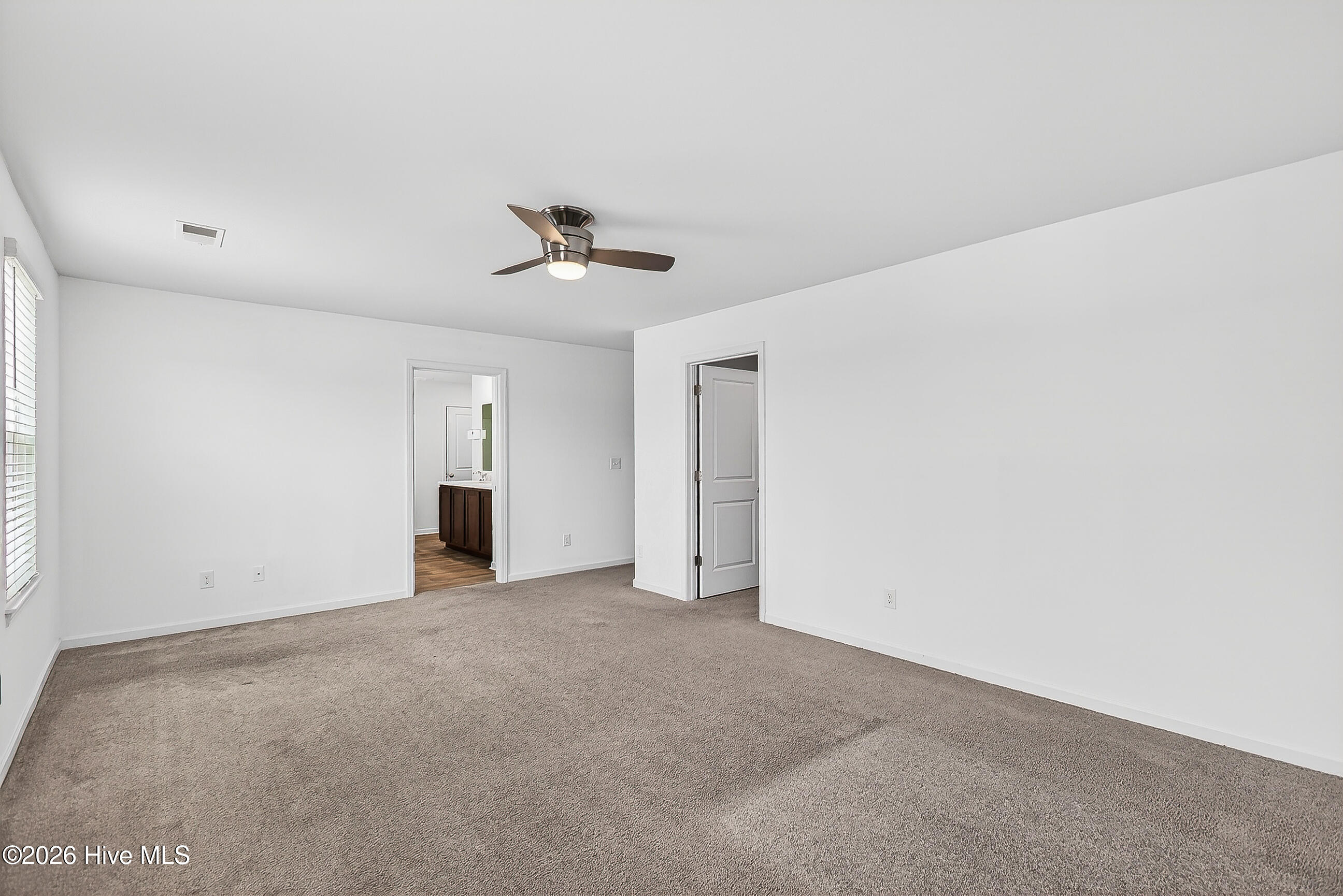 100565797 | Photo 16