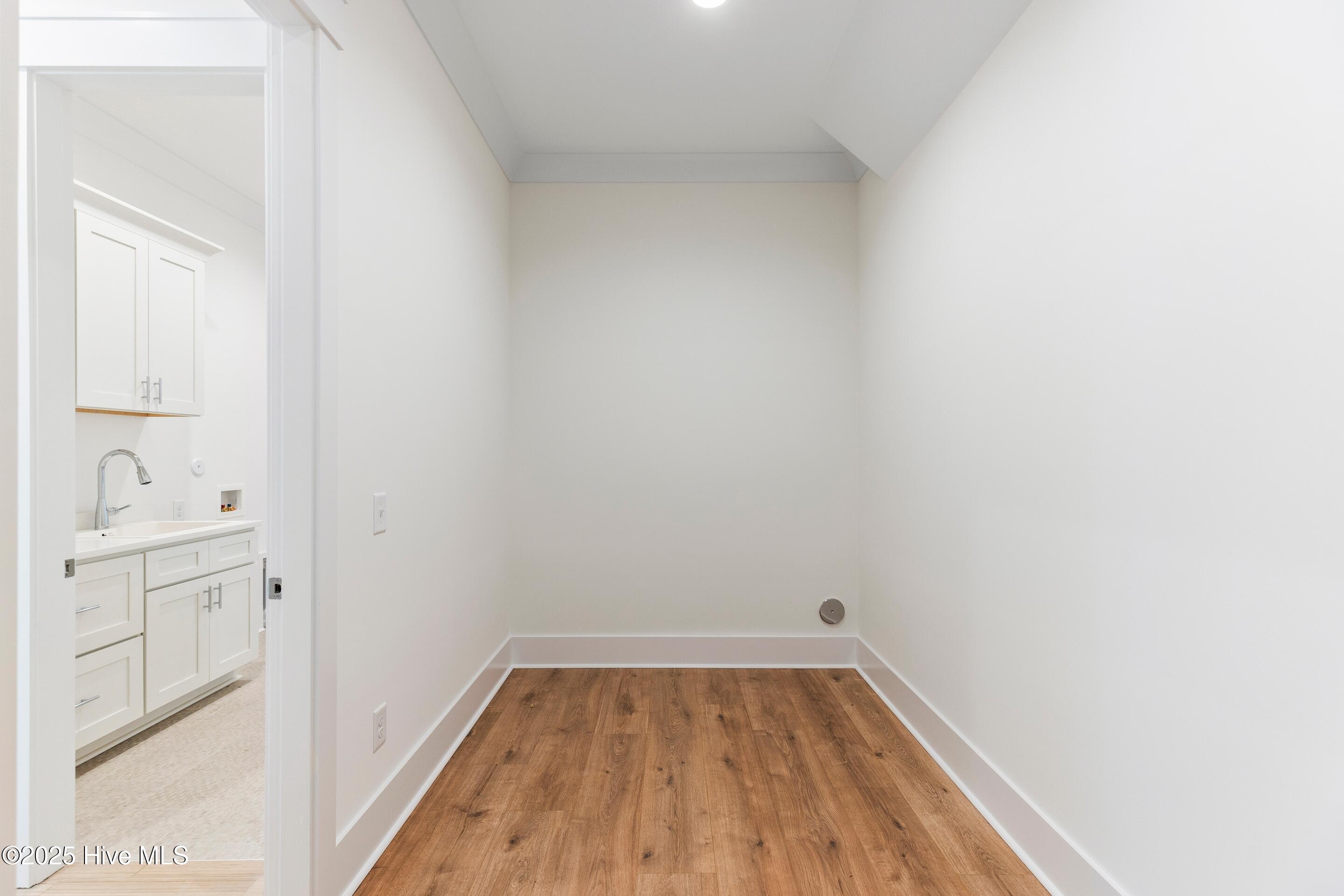 100542273 | Photo 48