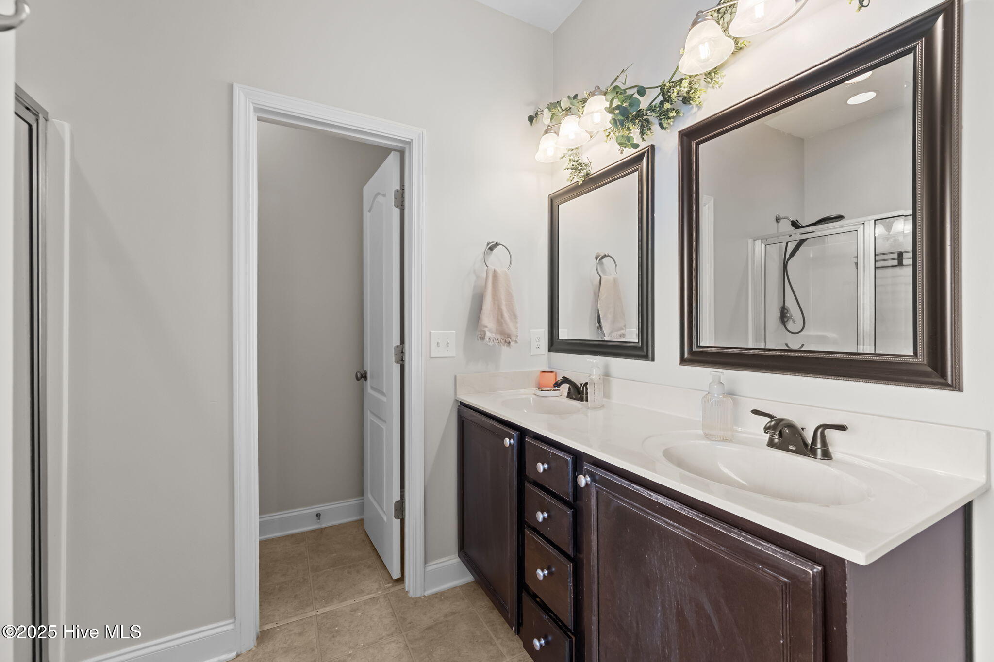 100543355 | Photo 23