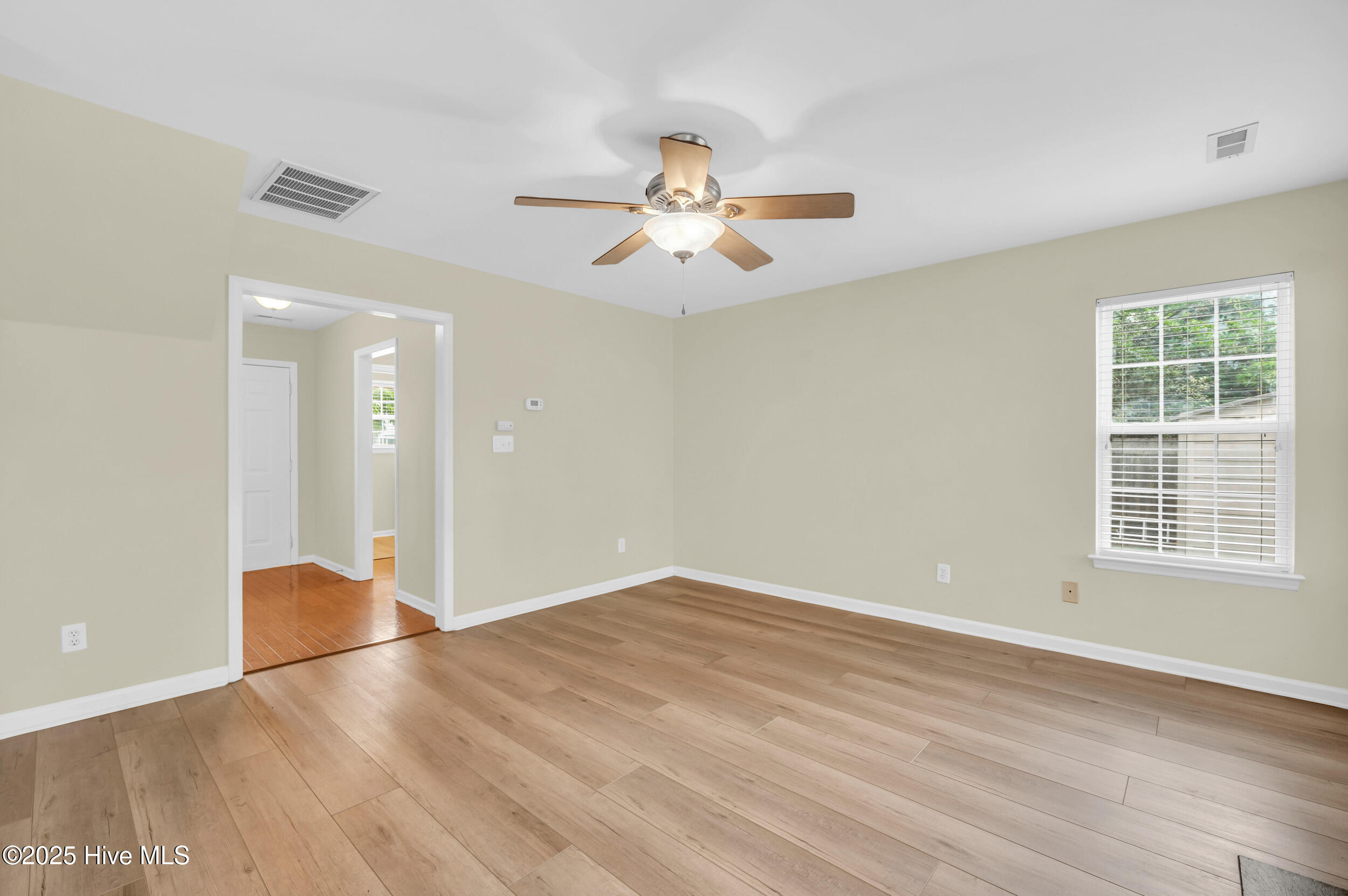 100532277 | Photo 11