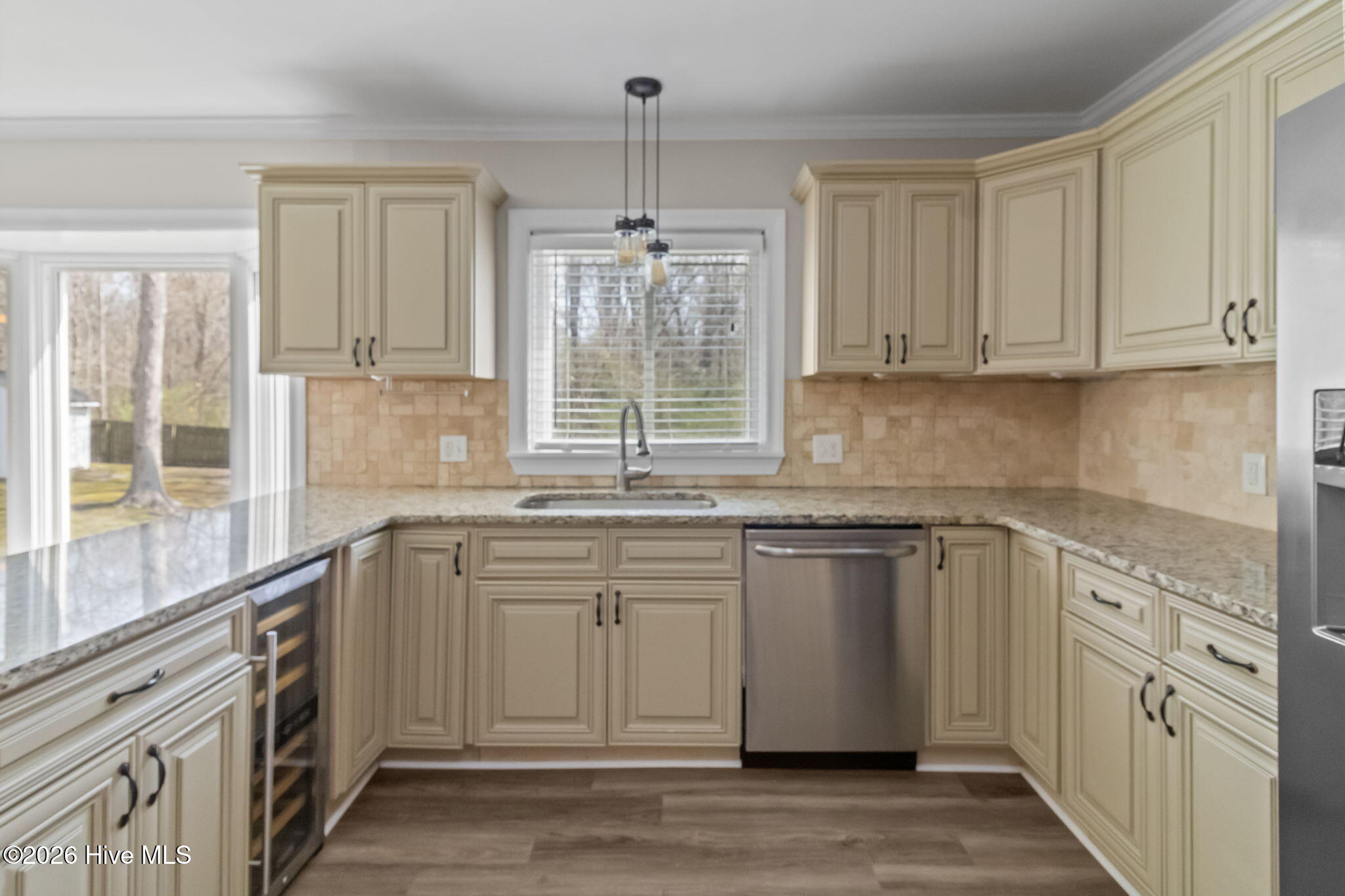 100560043 | Photo 19